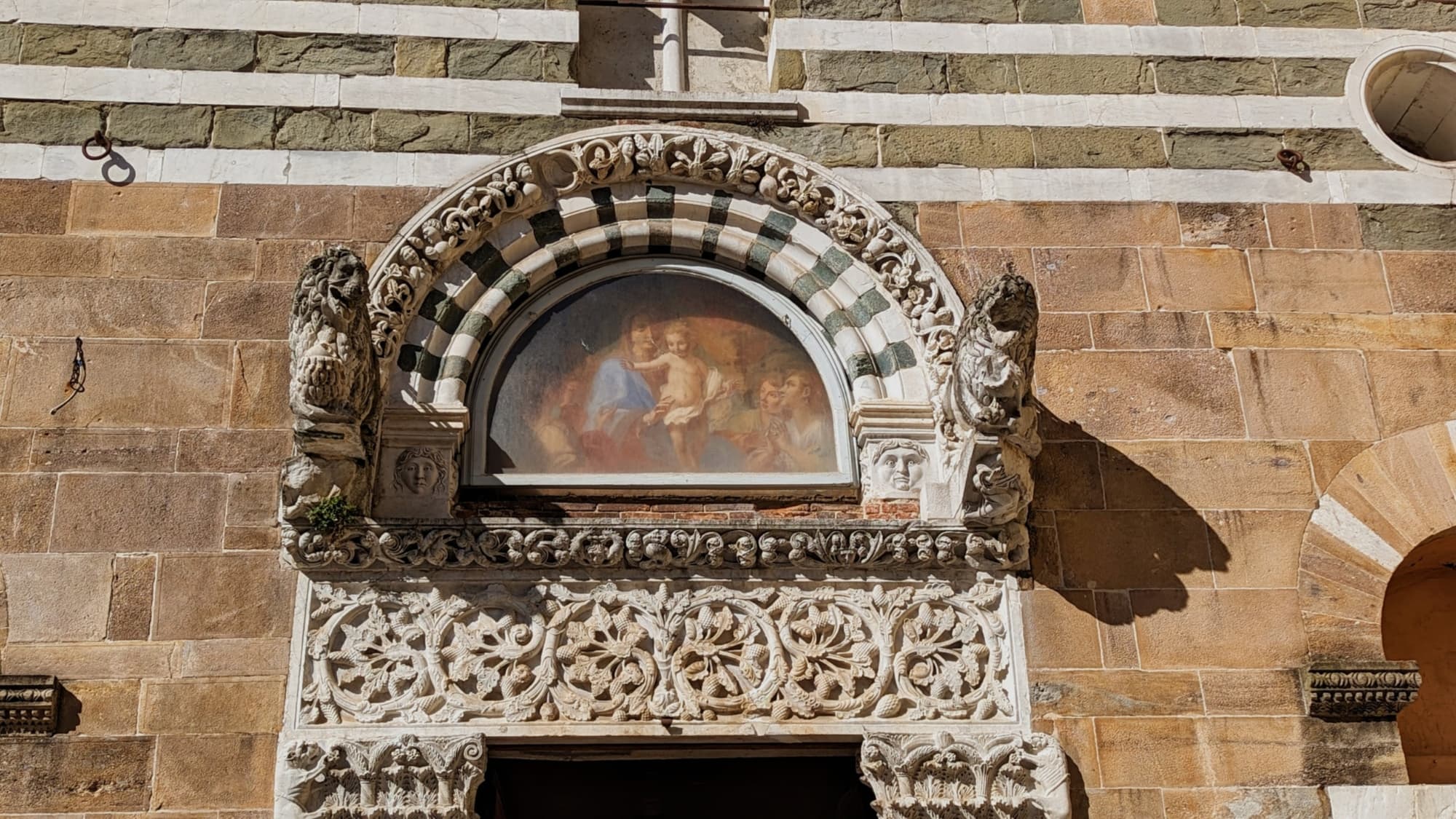 Chiesa di San Giusto, portale