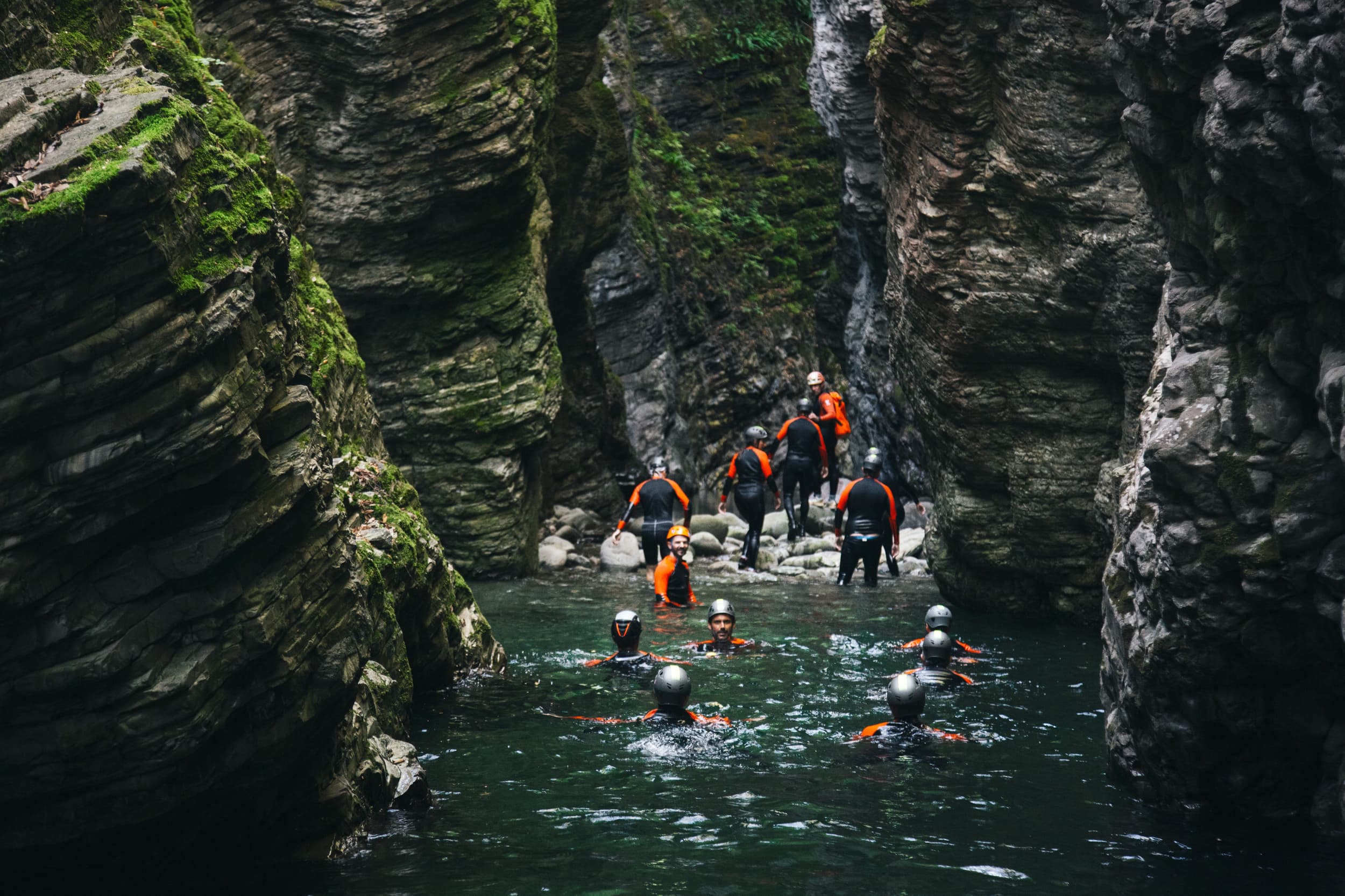 Gruppo di persone durante escursione di canyoning
