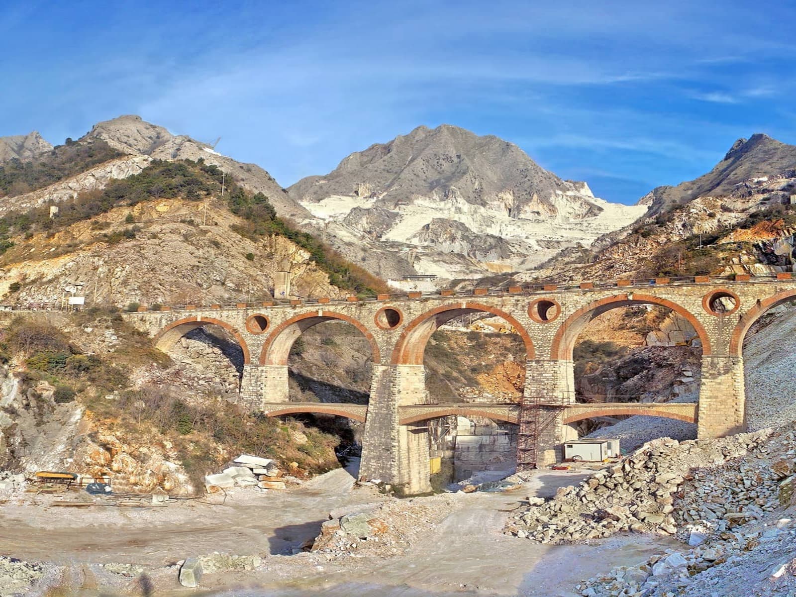 Los Puentes de Vara: los restos de la antigua Ferrovia Marmifera (ferrocarril del mármol) que transportaba mármol desde las canteras de Carrara hasta el puerto.