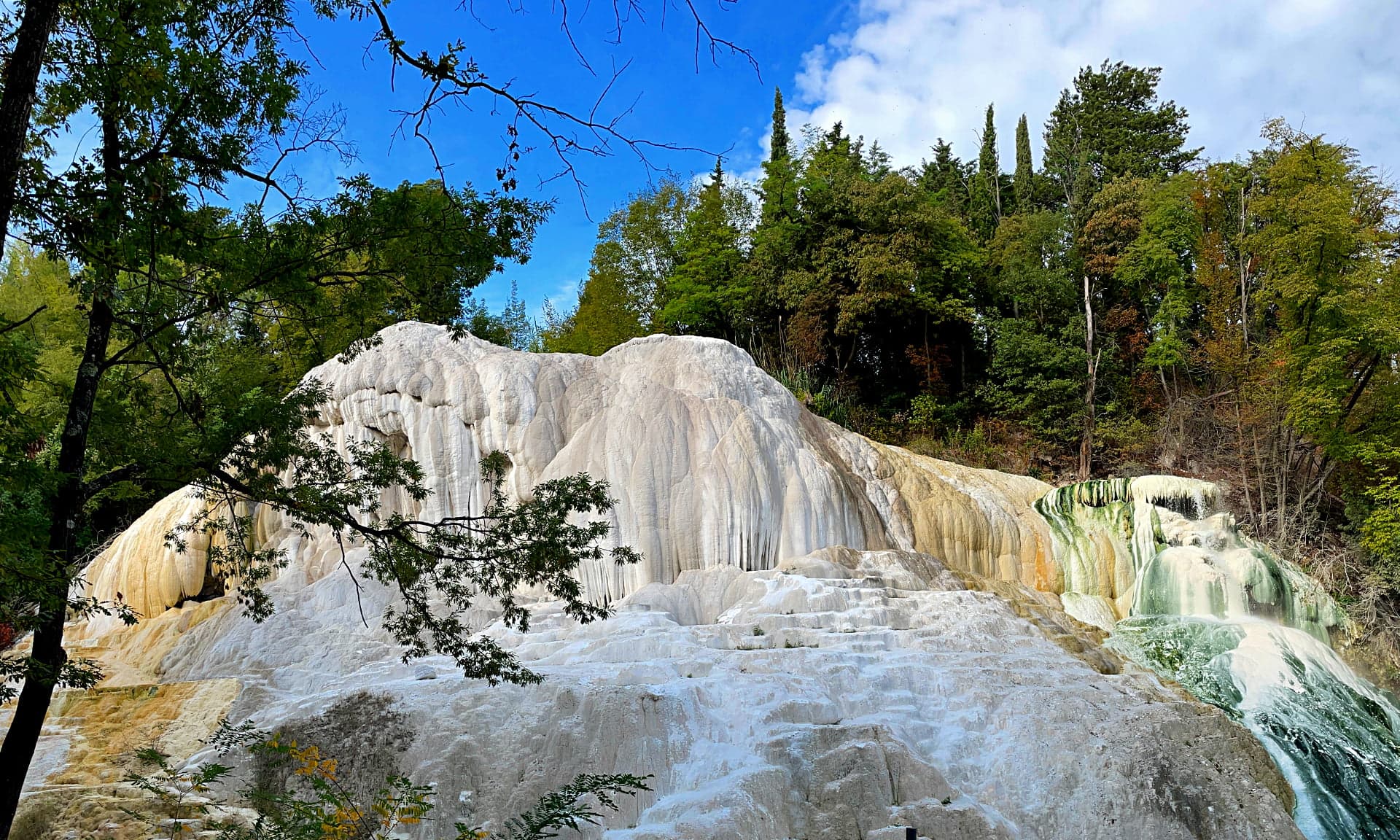 Die als "Balena Bianca" (Weiße Wal) bekannte Felswand in Bagni San Filippo in der Provinz Siena.