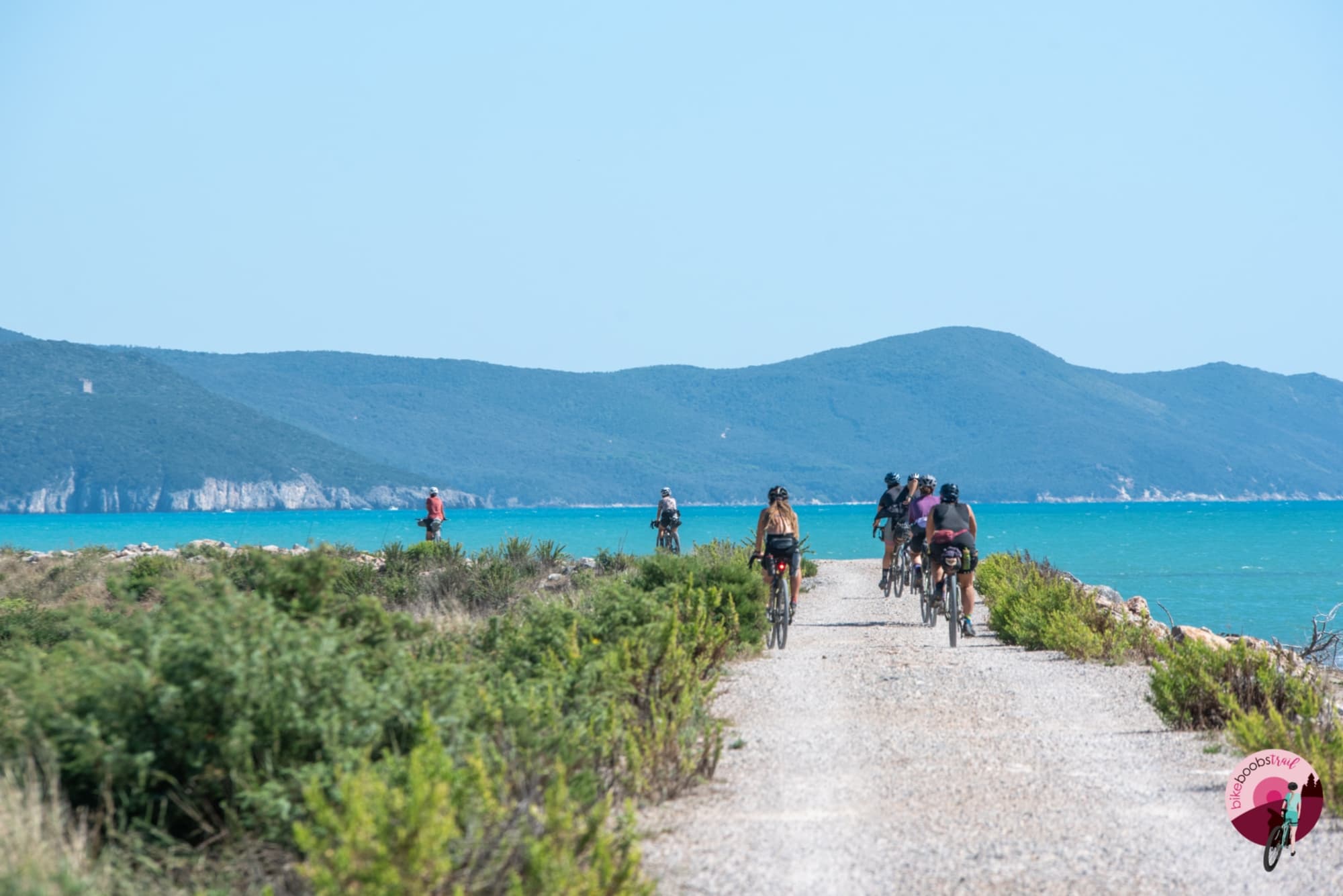 Un gruppo di donne in bici in viaggio lungo la costa Toscana