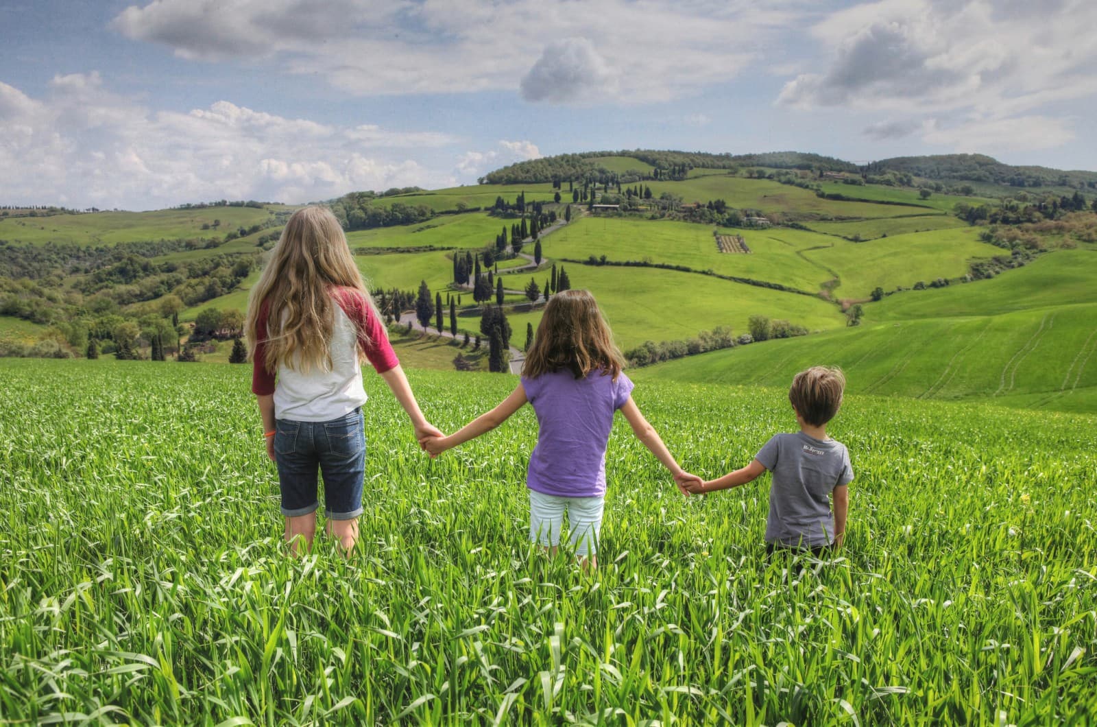 Bambini immersi in un paesaggio toscano