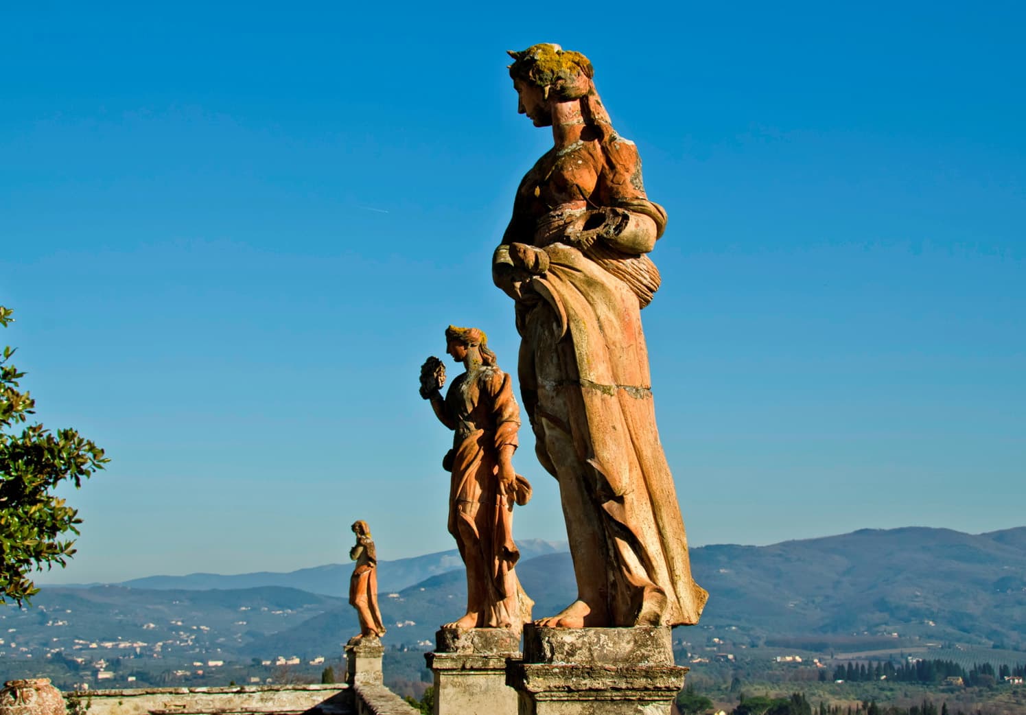 Statue in cotto della villa Corsini a Impruneta
