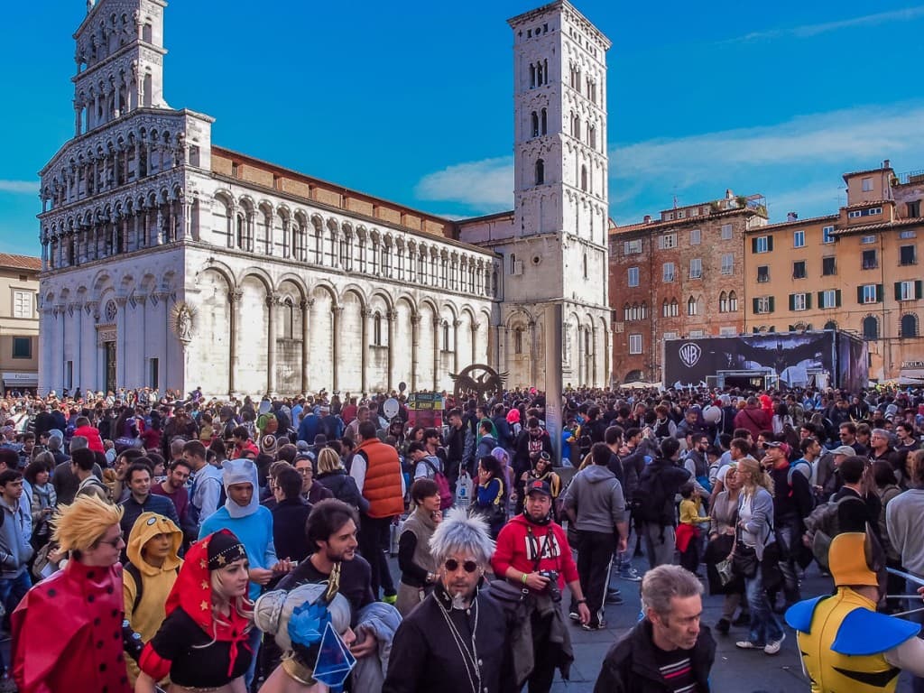Folla che partecipa a Lucca Comics and Games