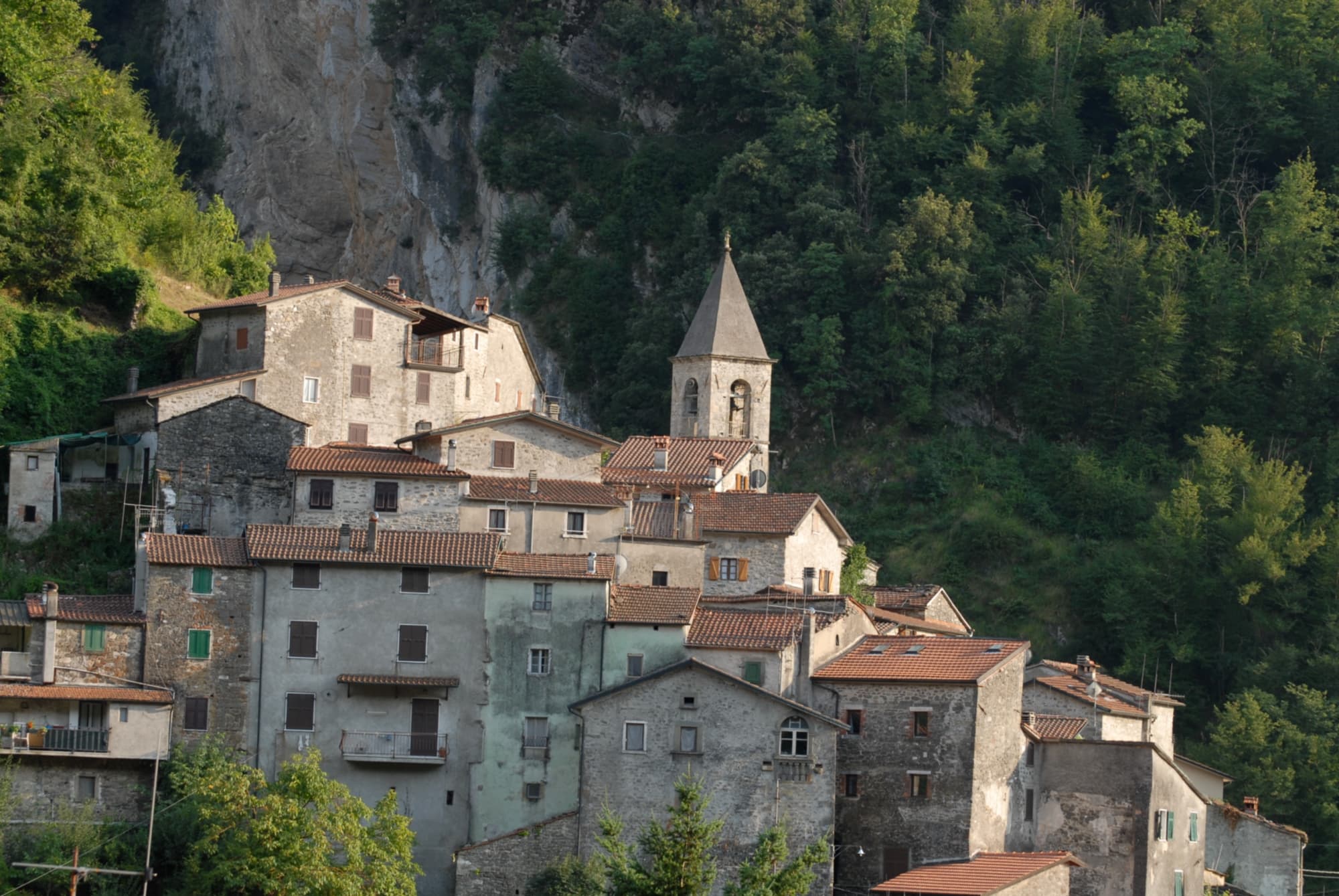 Borgo di Equi Terme Borghi della Lunigiana ai piedi del Monte Pizzo D’Uccello.