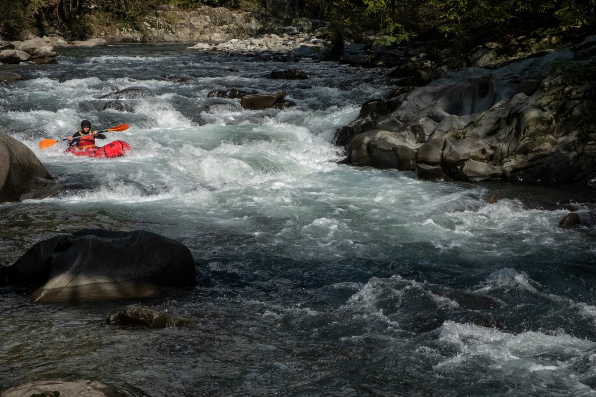 Outdoor-Abenteuer auf ungestümen Wasserstraßen