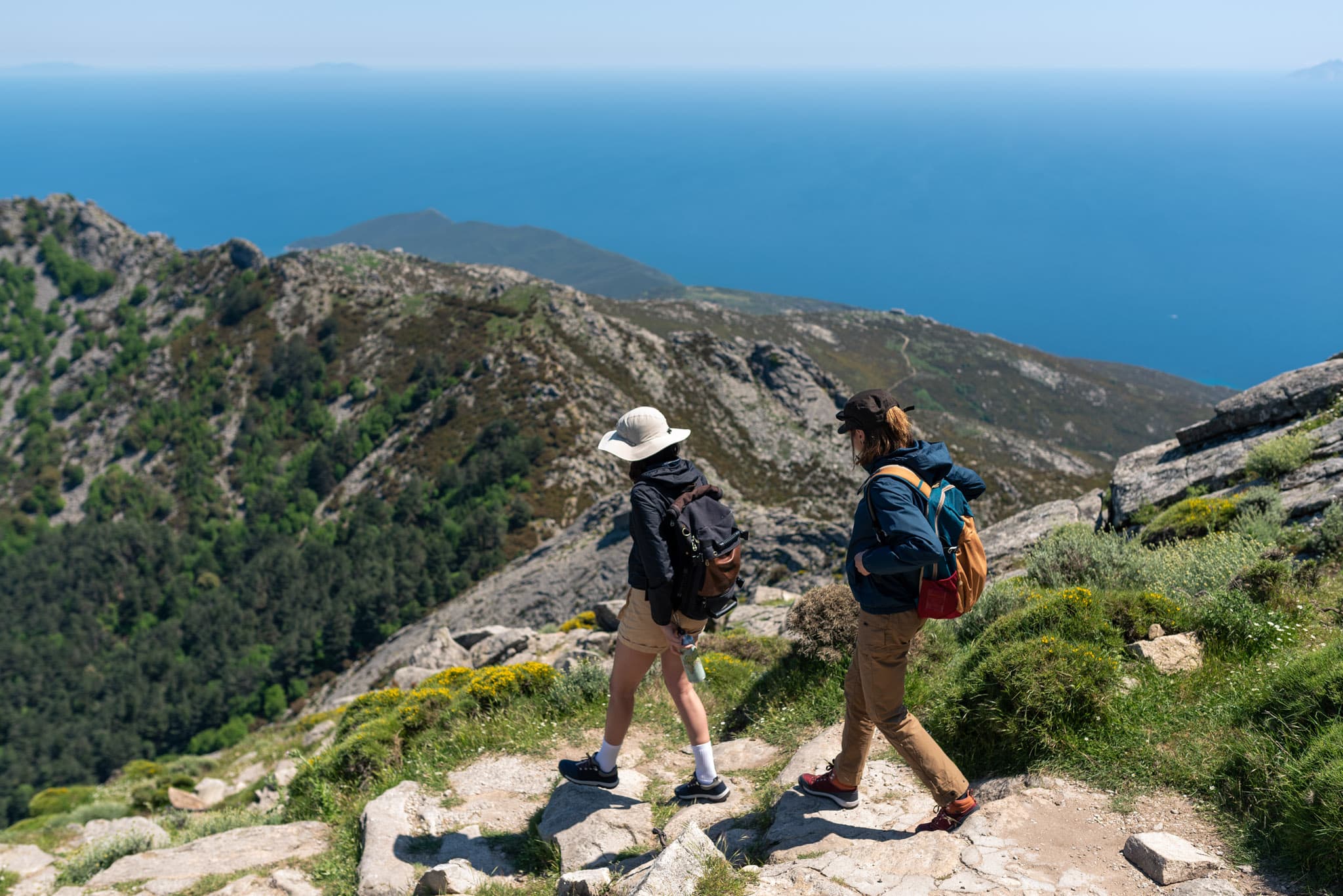 Deux jeunes filles marchent sur les sentiers qui mènent au Mont Capanne
