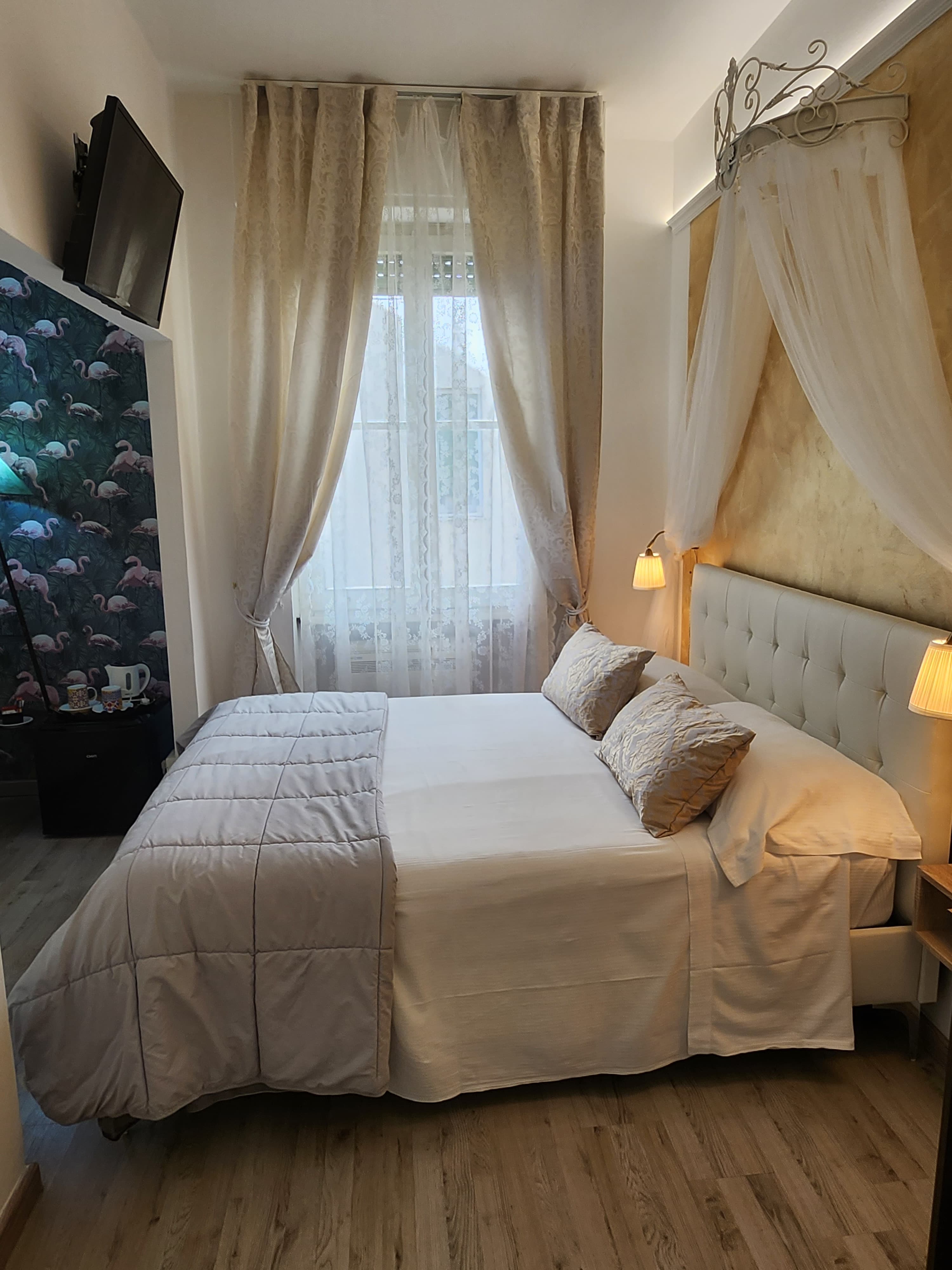 Florentine four-poster double room with en-suite bathroom featuring a shower; overlooking the interior