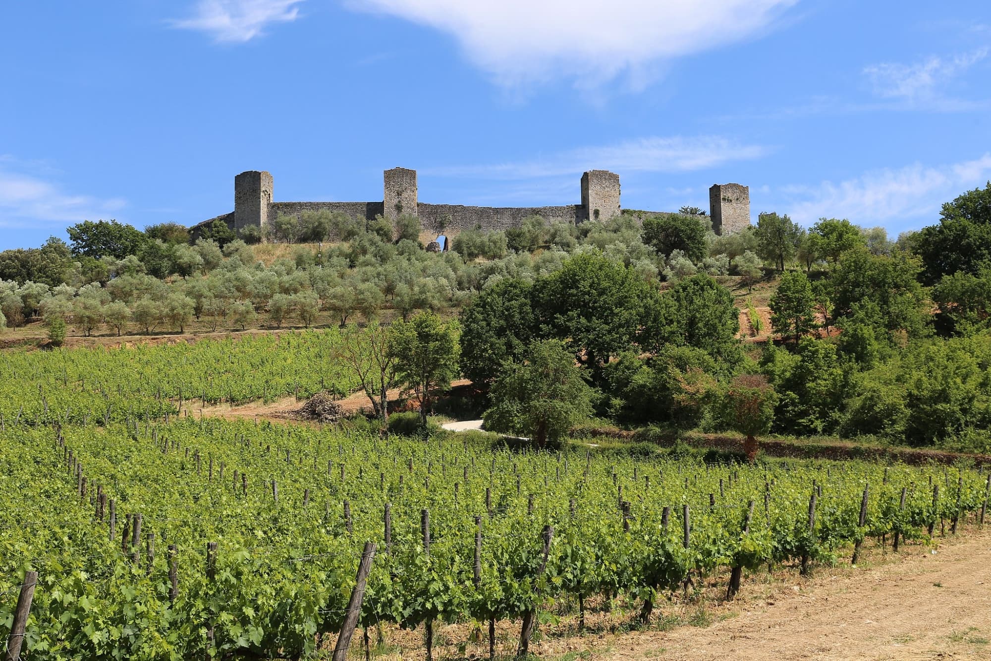 Vista del Castello di Monteriggioni sulla Via Francigena Toscana