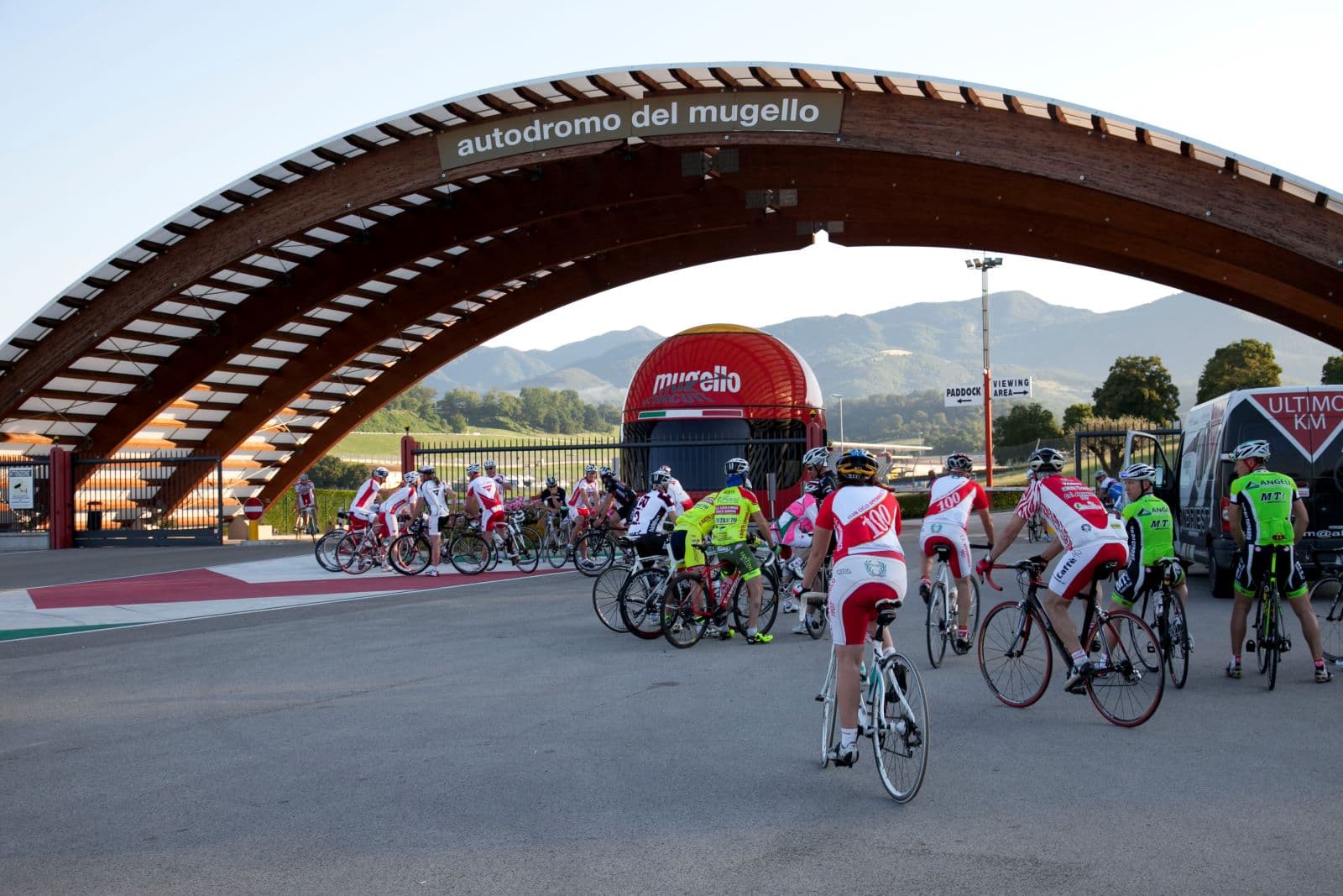 Groupe de cyclistes à l’entrée du circuit du Mugello