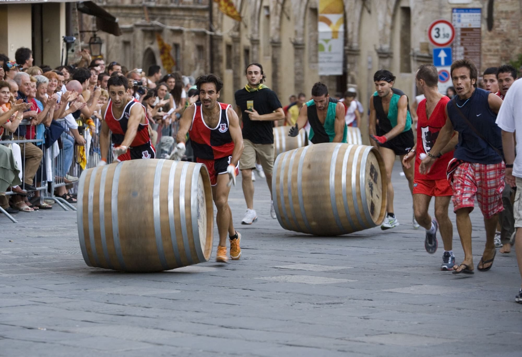 Due squadre sono impegnate nella tradizionale corsa del Bravìo delle Botti
