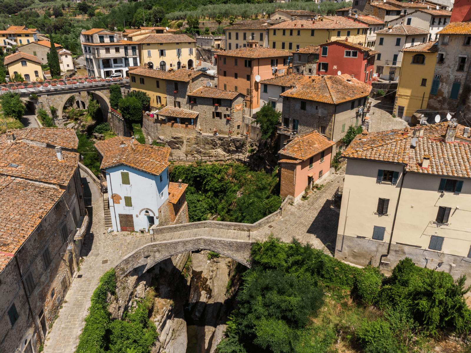 Vista dall'alto del borgo di Loro Ciuffenna
