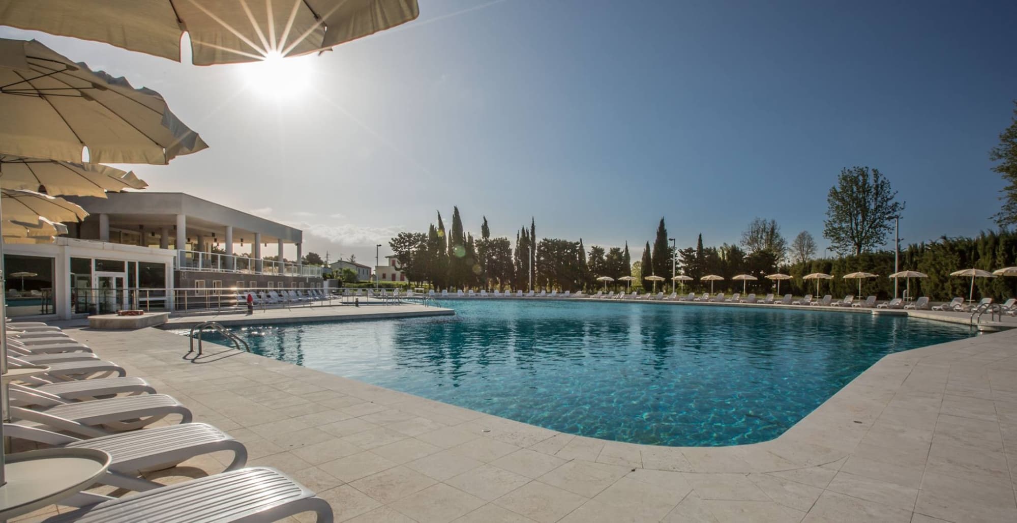 Piscina termale esterna delle Terme di Venturina.