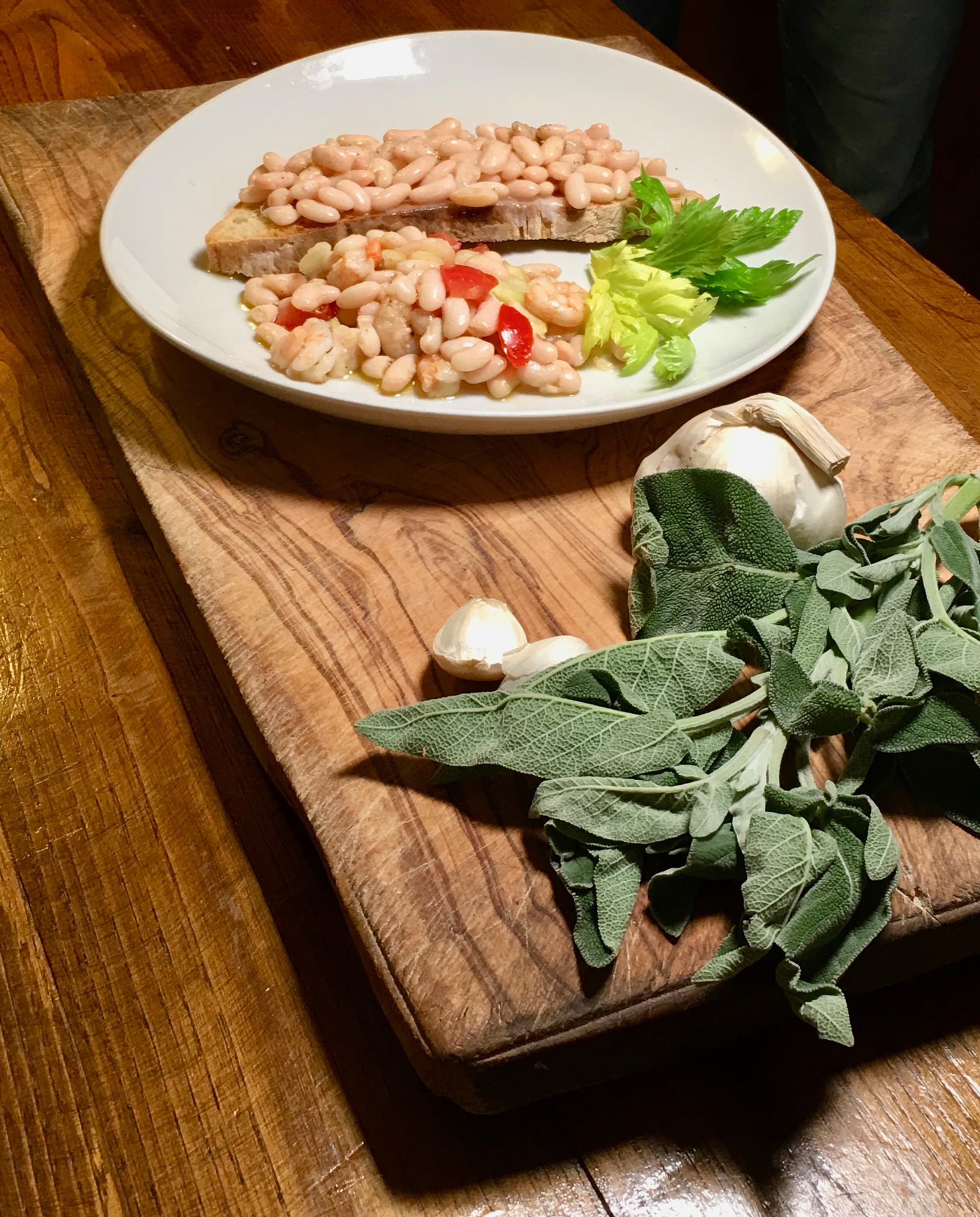 Crostone con fagioli bianchi di Sorana, gamberi e lardo