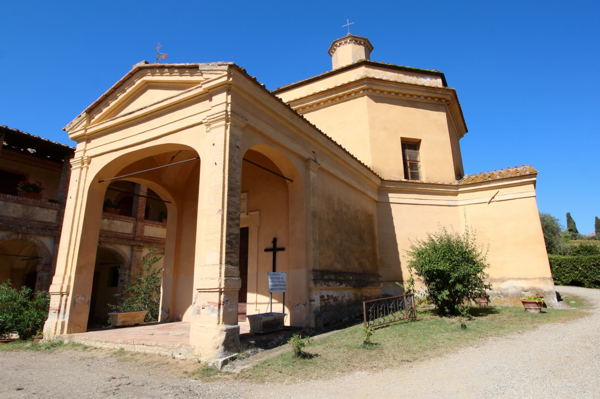 La chiesa di Santa Maria Assunta (Santa Maria a Dofàna)
