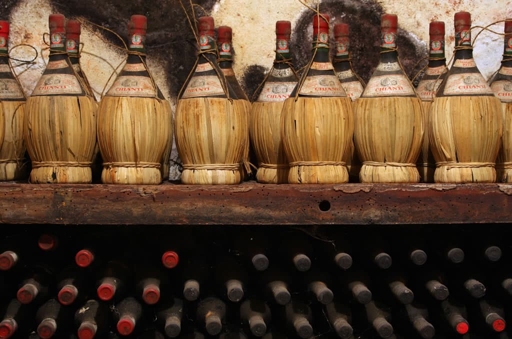 Il caratteristico fiasco di vino toscano