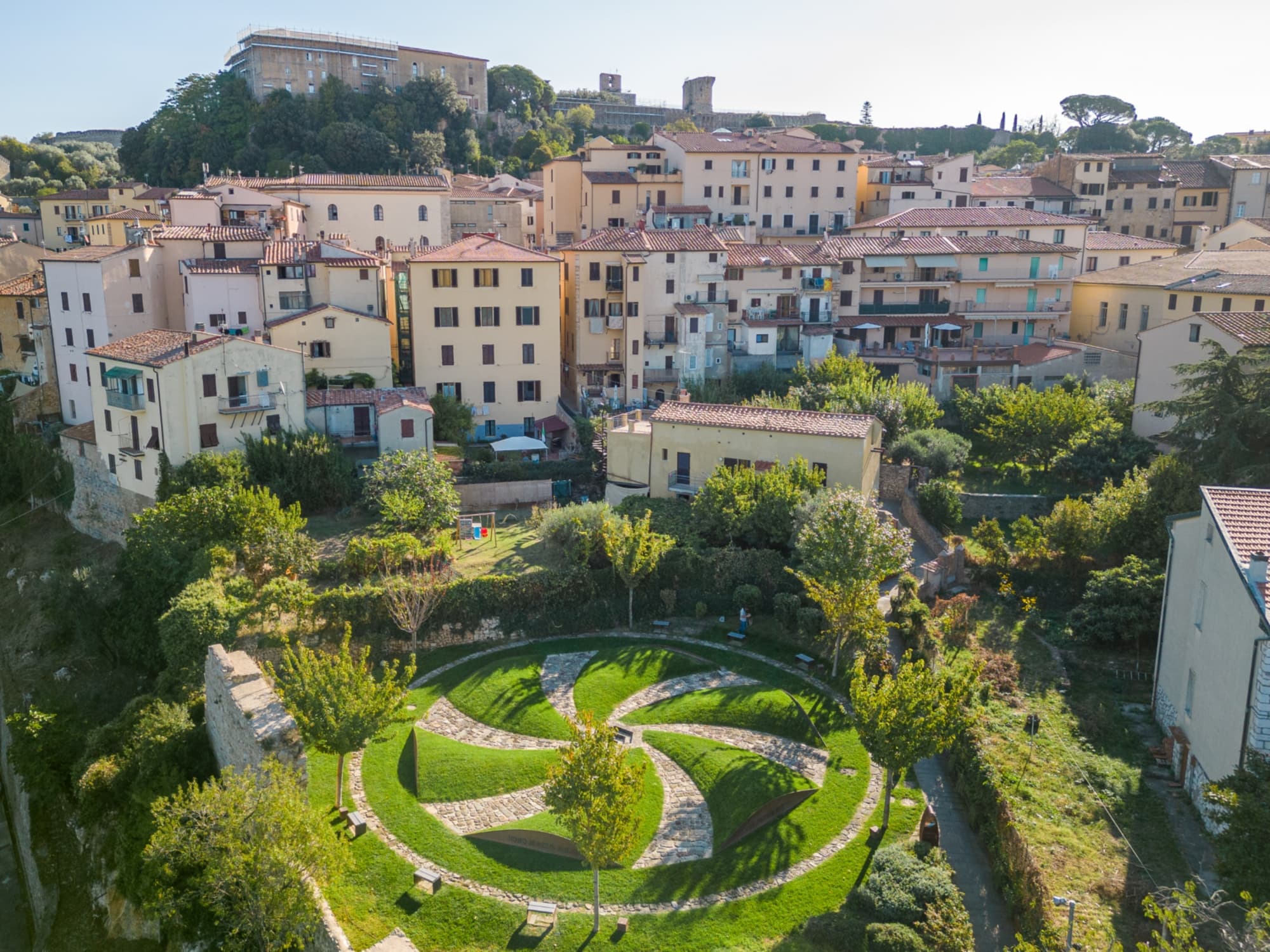 The "Sol Omnibus Lucet" garden in Massa Marittima