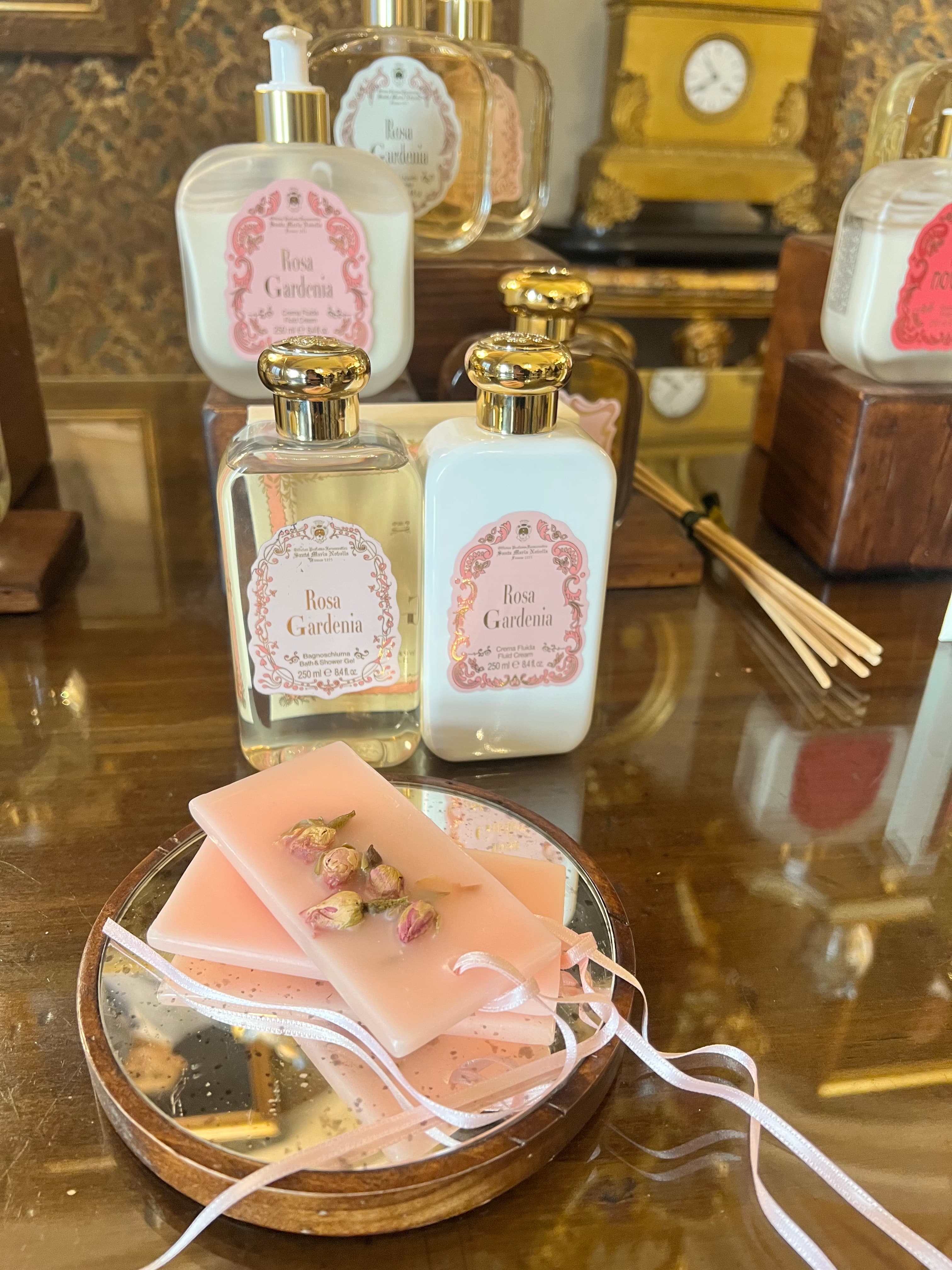 Profumi, profumi ambiente con diffusore, crema e sapone esposti su tavolo nell’Officina Profumo-Farmaceutica di Santa Maria Novella a Firenze