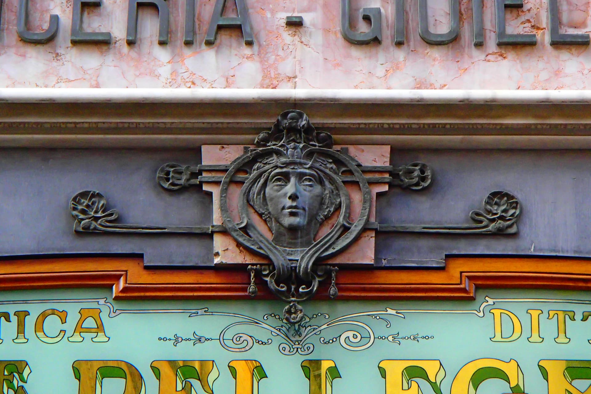 El cartel de una joyería en Lucca