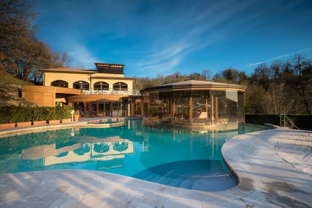Centro termale di Sorano, con piscina esterna.