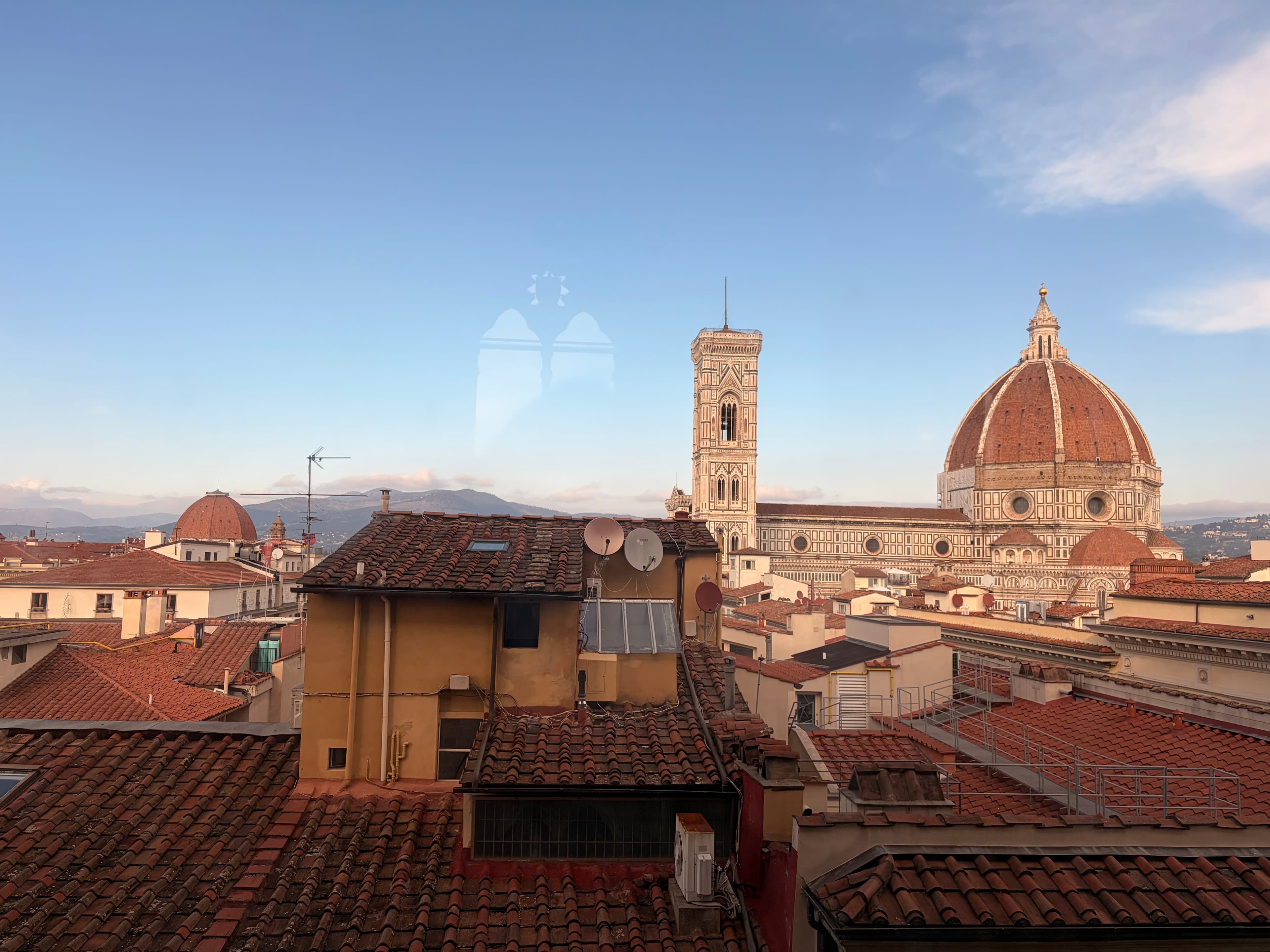 Vista sui tetti di Firenze con il Duomo di Firenze e il Campanile di Giotto all’orizzonte.