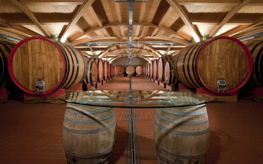 Cave de Montalcino avec des tonneaux en bois.