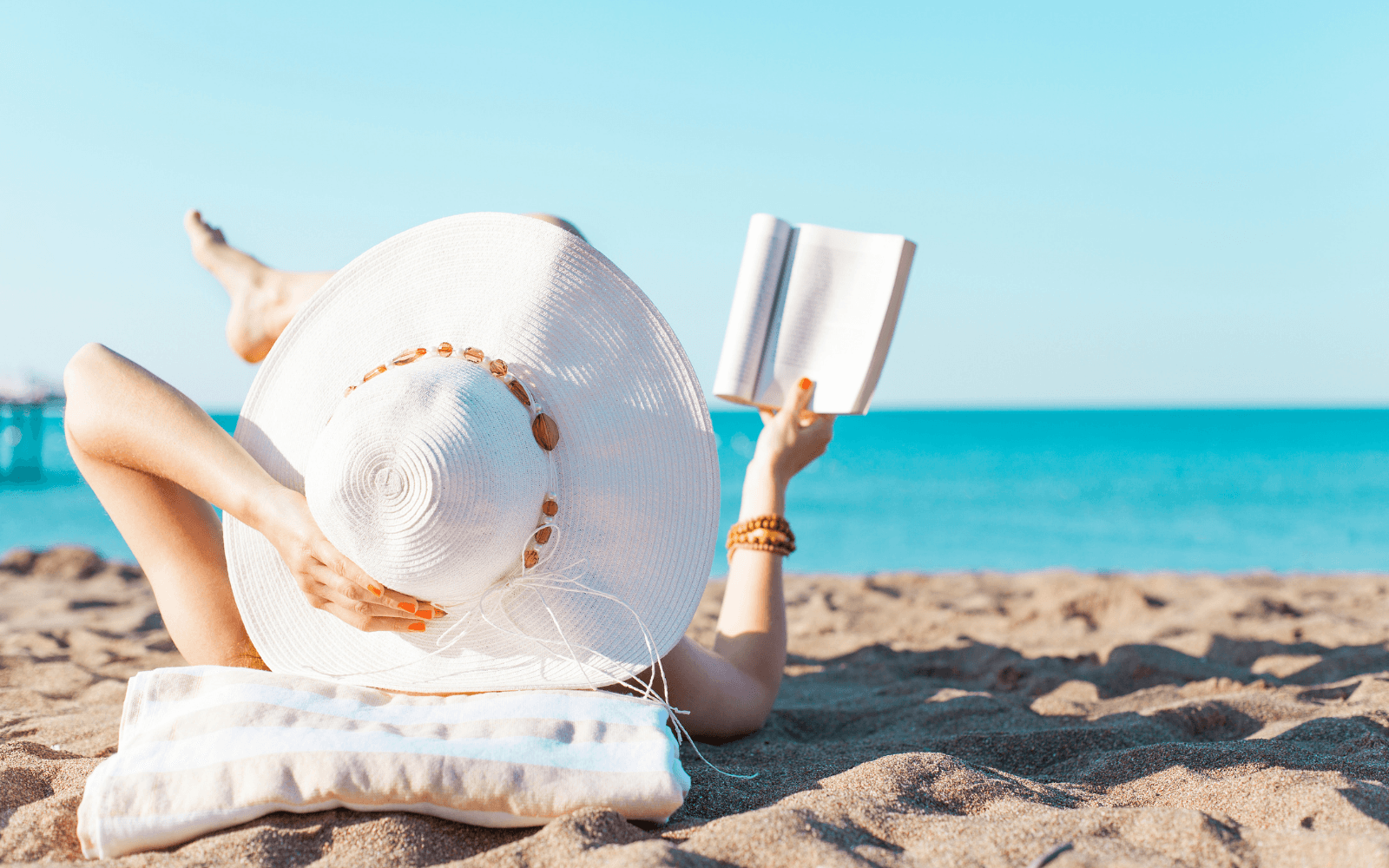 Una chica se relaja en la playa