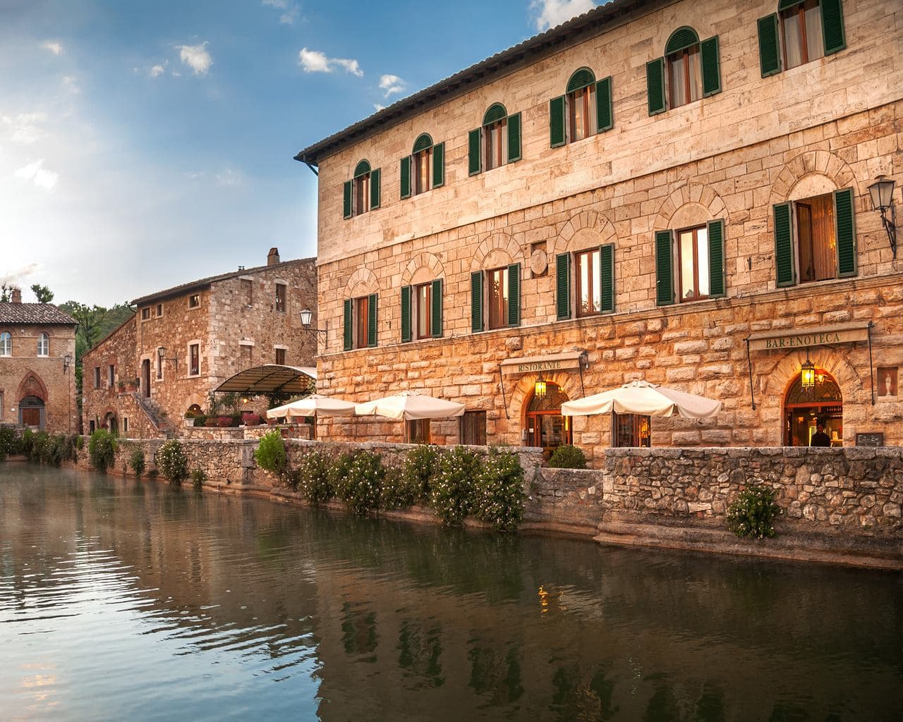 Terme di Bagno Vignoni con piscina esterna.