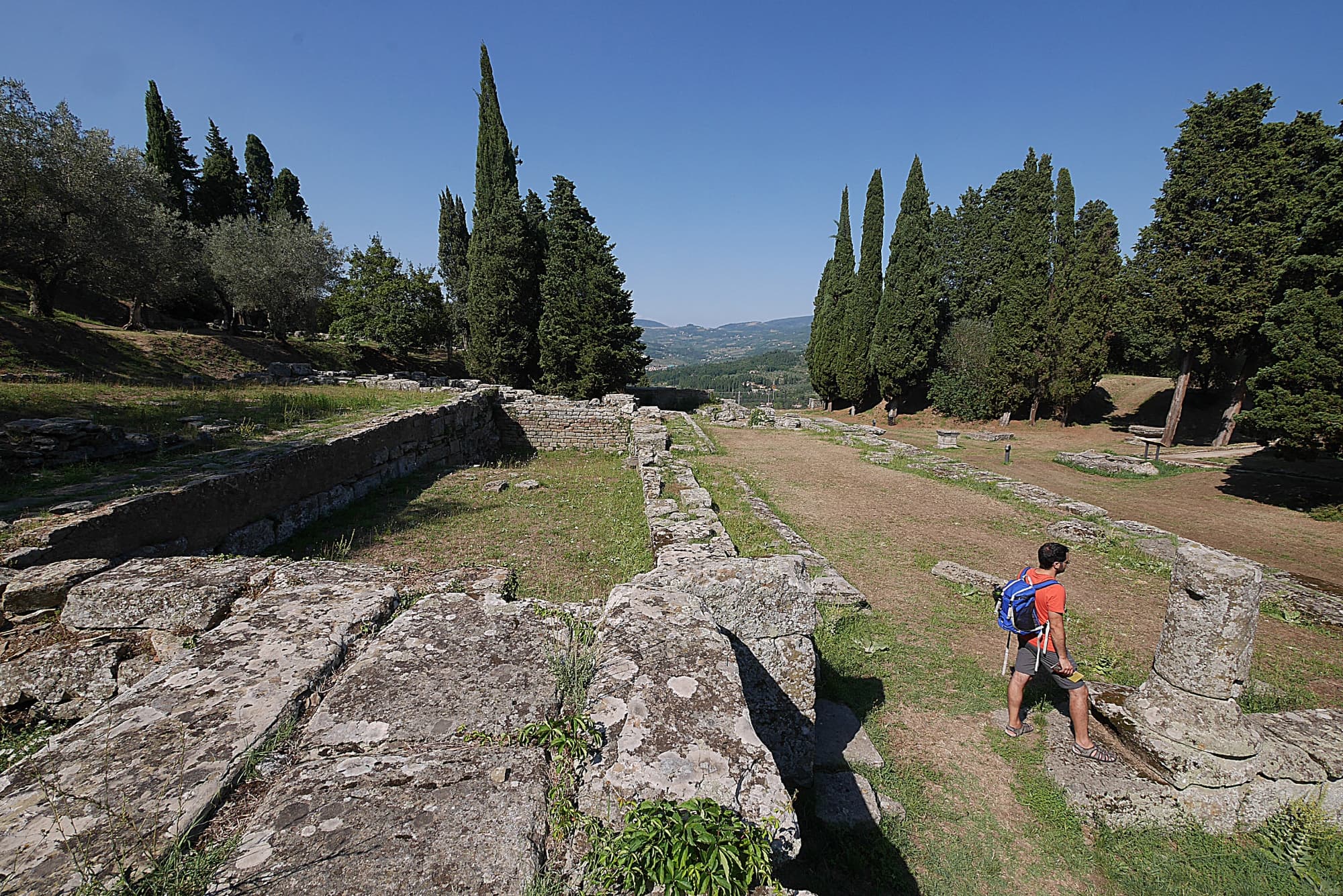 Turista vicino all'entrata di tomba etrusca nel Museo Archeologico di Fiesole