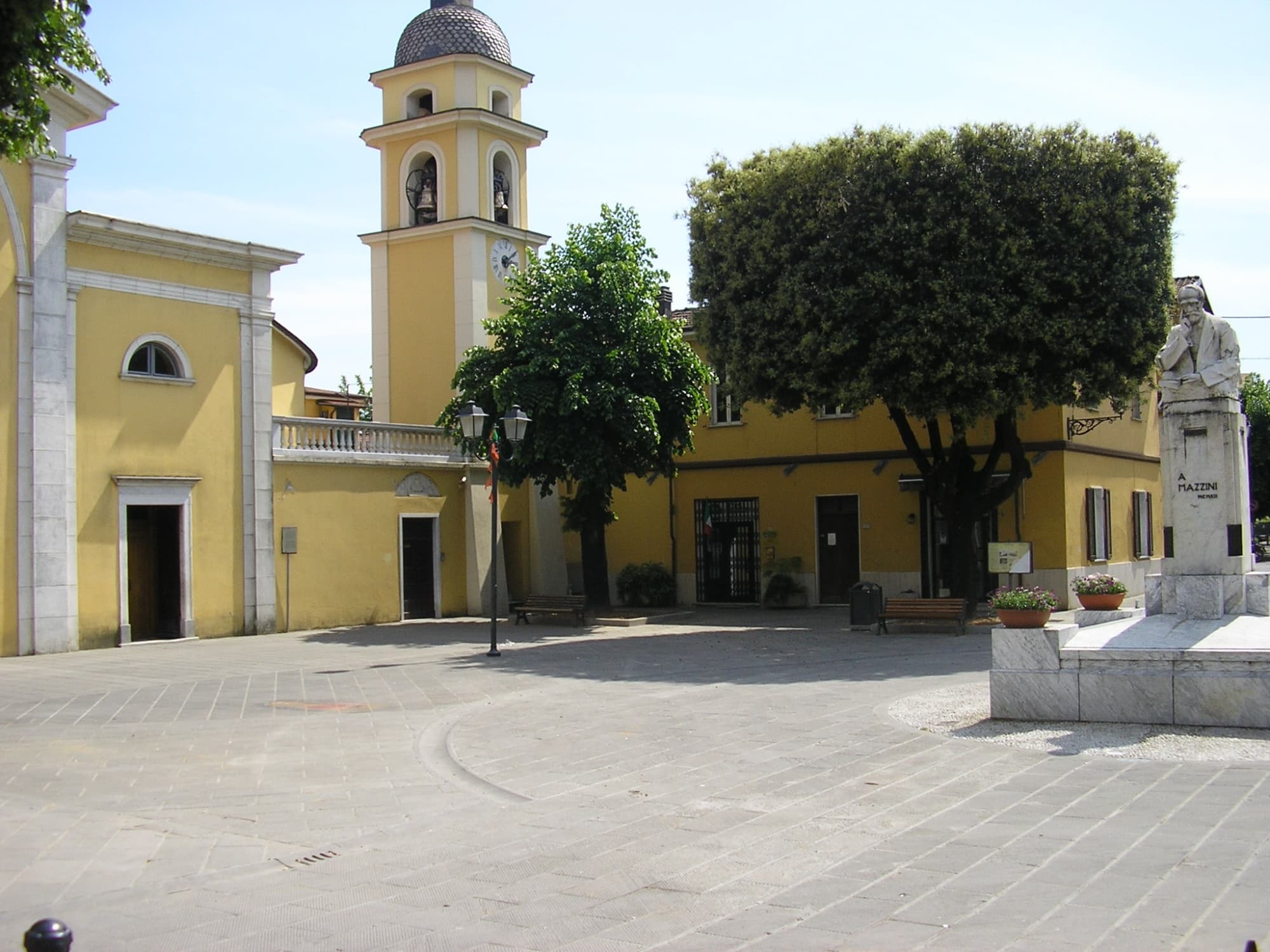 Platz Mazzini, Avenza