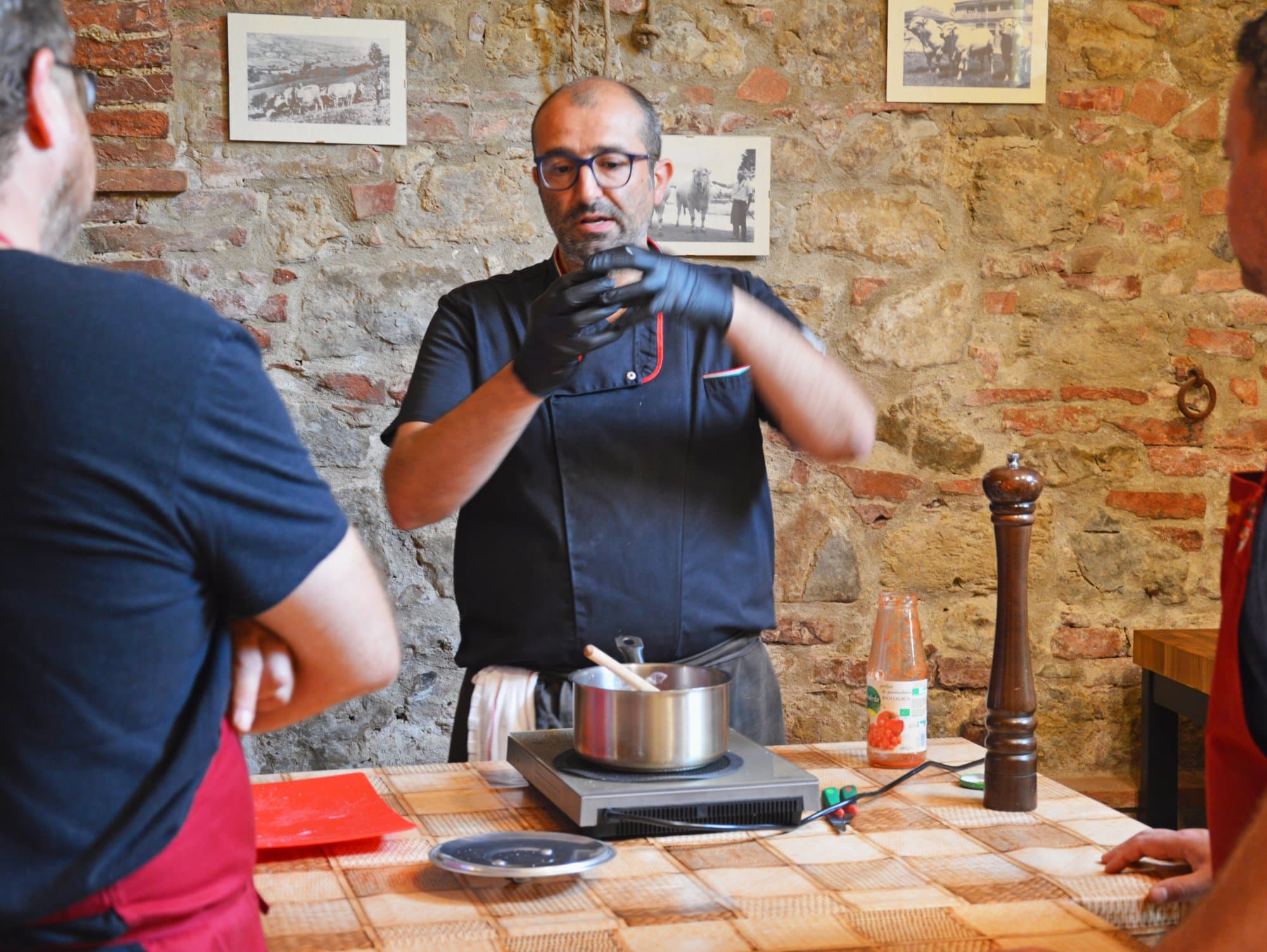 Chef e Sommelier Giacomo durante una dimostrazione di cucina toscana