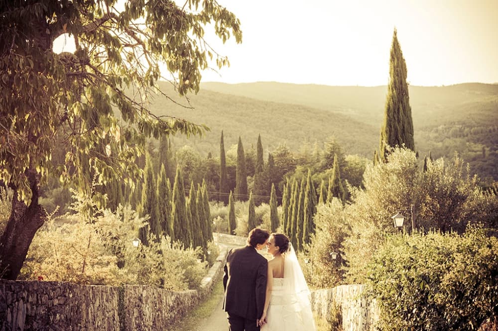 Two newlyweds in a typical Chianti landscape