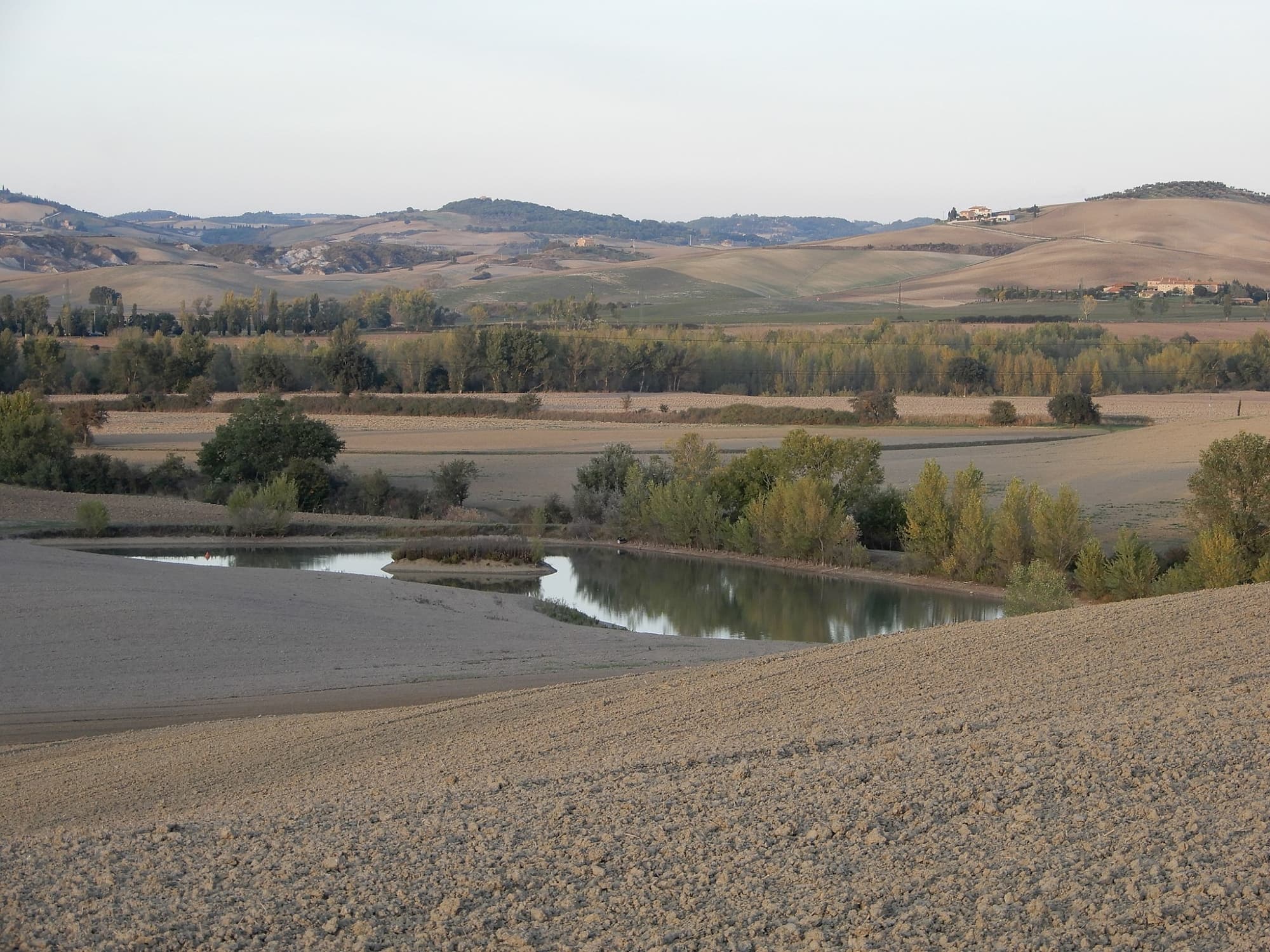 Lago artificial en Crete de Orcia