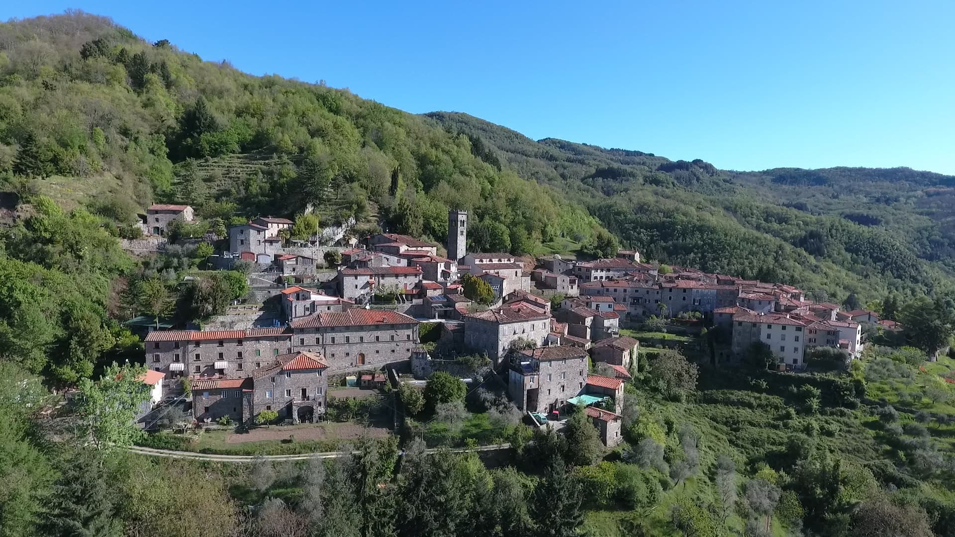 Vista panorámica de Colognara, pueblo medieval de la Garfagnana rodeado de bosques y verdes colinas