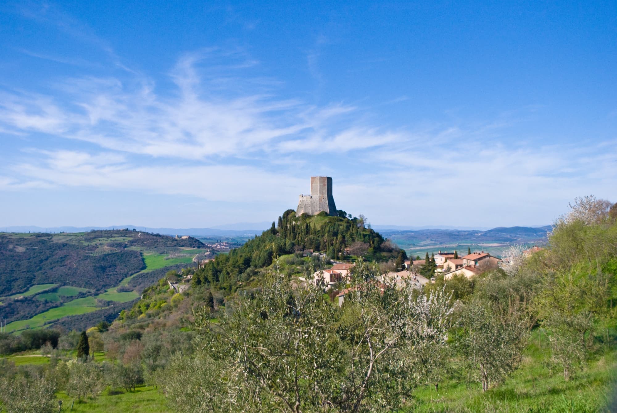 Vista panoramica della Val d'Orcia con la centro la Rocca di Tentennano svettante