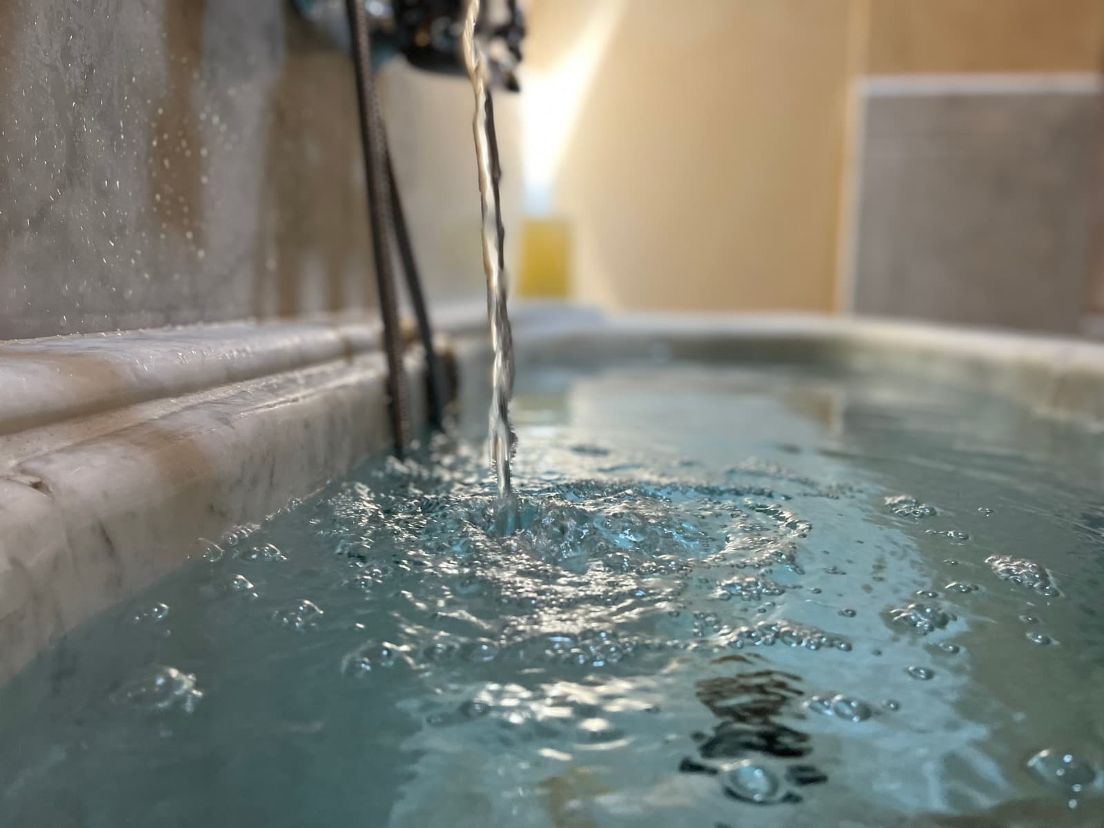 Acque di Bagni Bernabò che scorrono in una vasca della struttura