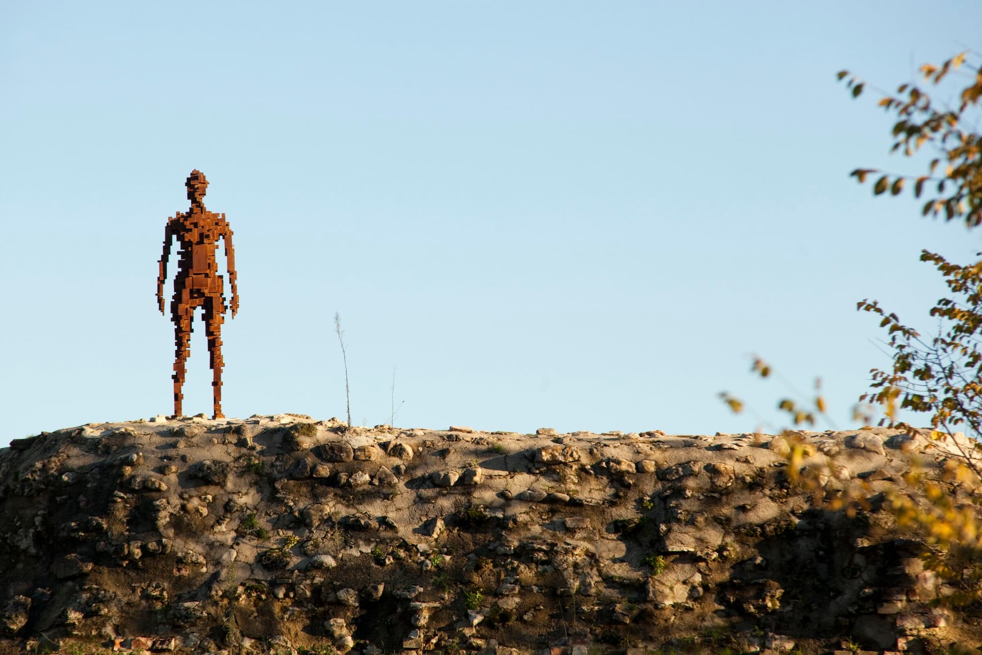 Sculpture d’Antony Gormley sur les murs du donjon de la forteresse des Médicis à Poggibonsi