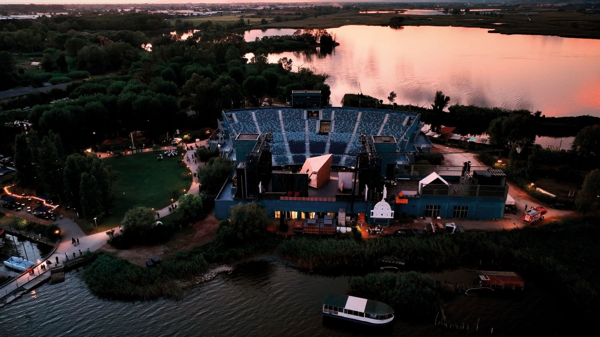 Veduta notturna del Gran Teatro di Giacomo Puccini a Torre del Lago