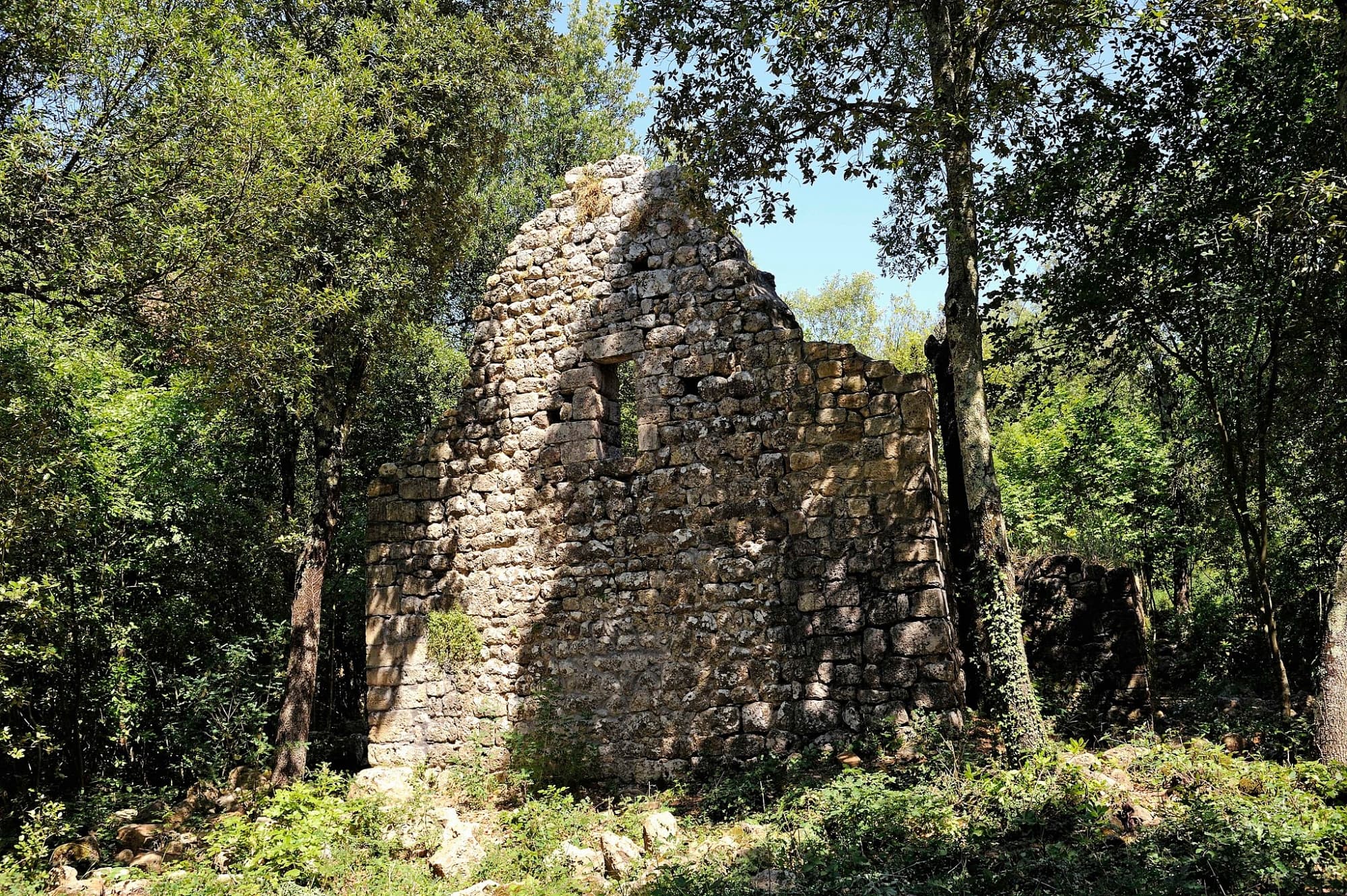Ruderi nella Riserva Naturale di Castelvecchio
