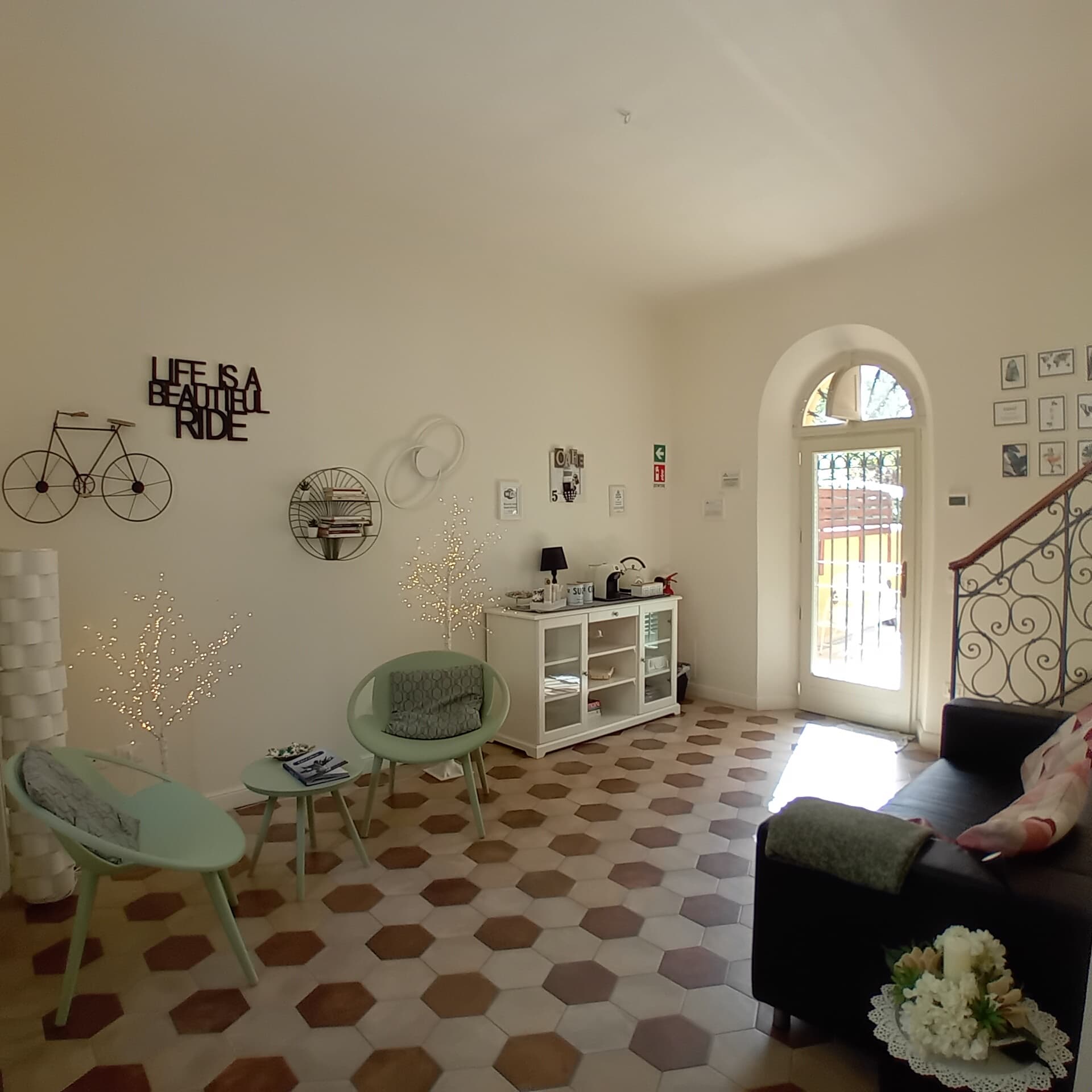  The relaxation corner at B&B Villino Luschi: a refined setting where you can enjoy a cup of tea, herbal tea or a good espresso 24 hours a day in the heart of Pisa, with a view of the private courtyard