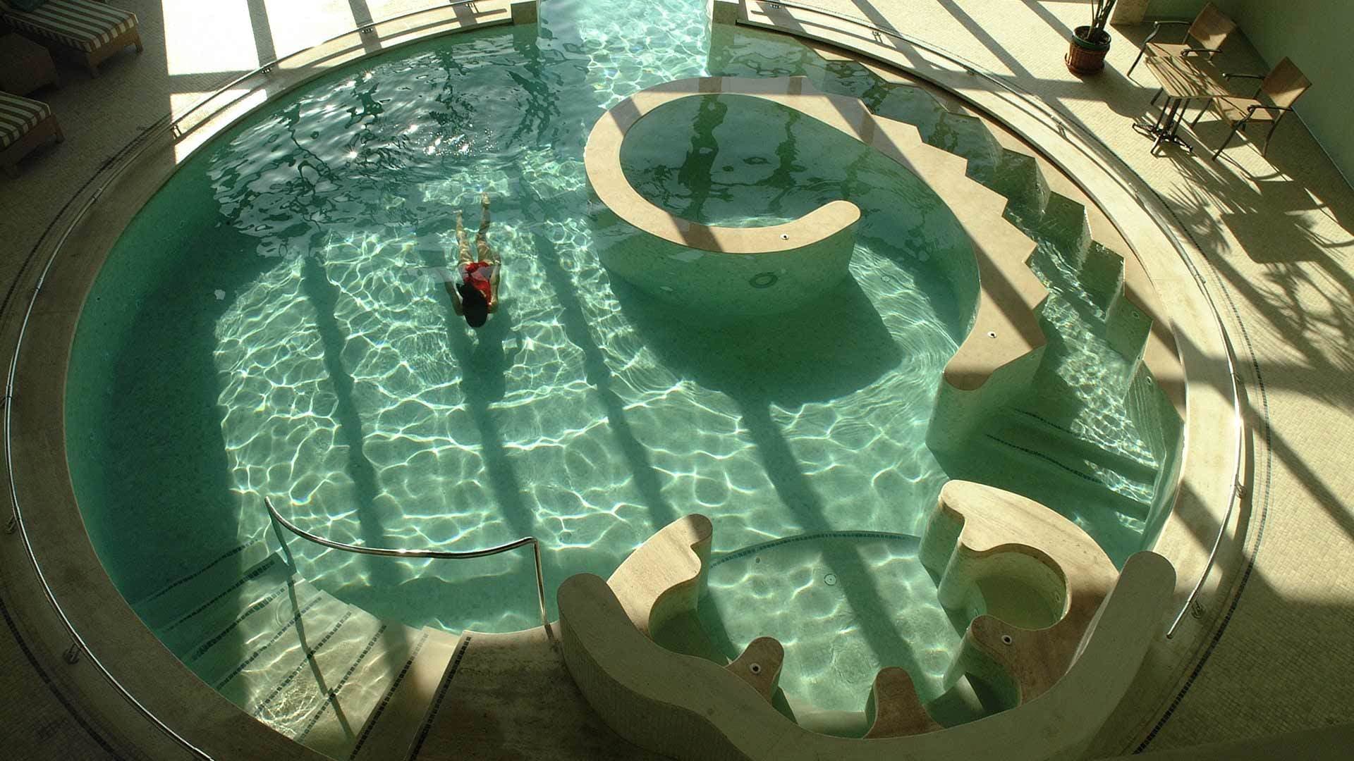 Vista sopraelevata della piscina termale interna del Centro Termale Fonteverde.