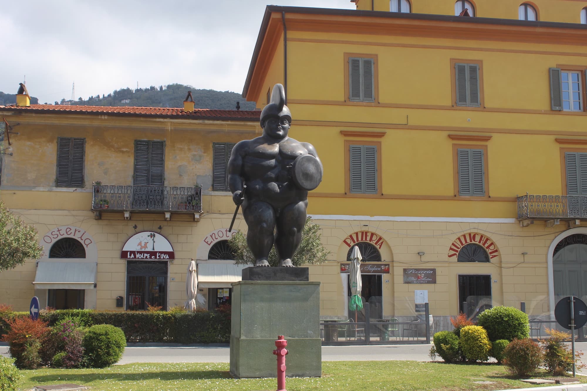 El " guerrero" de Fernando Botero en Pietrasanta