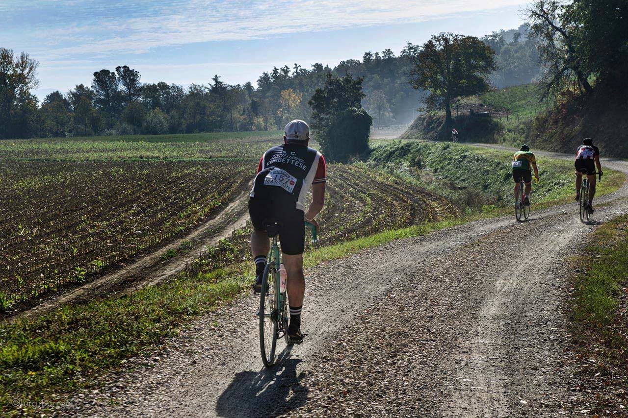 Un ciclista por el recorrido de L'Intrepida