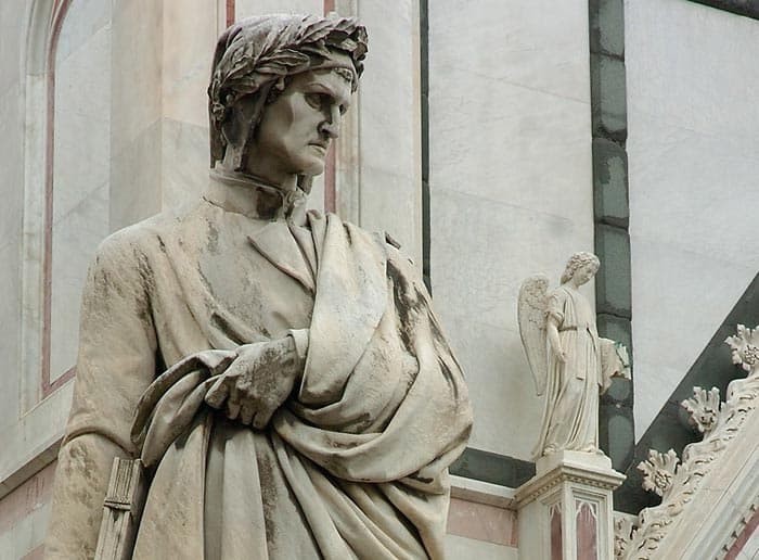 La statua di Dante di fronte alla Basilica di Santa Croce a Firenze