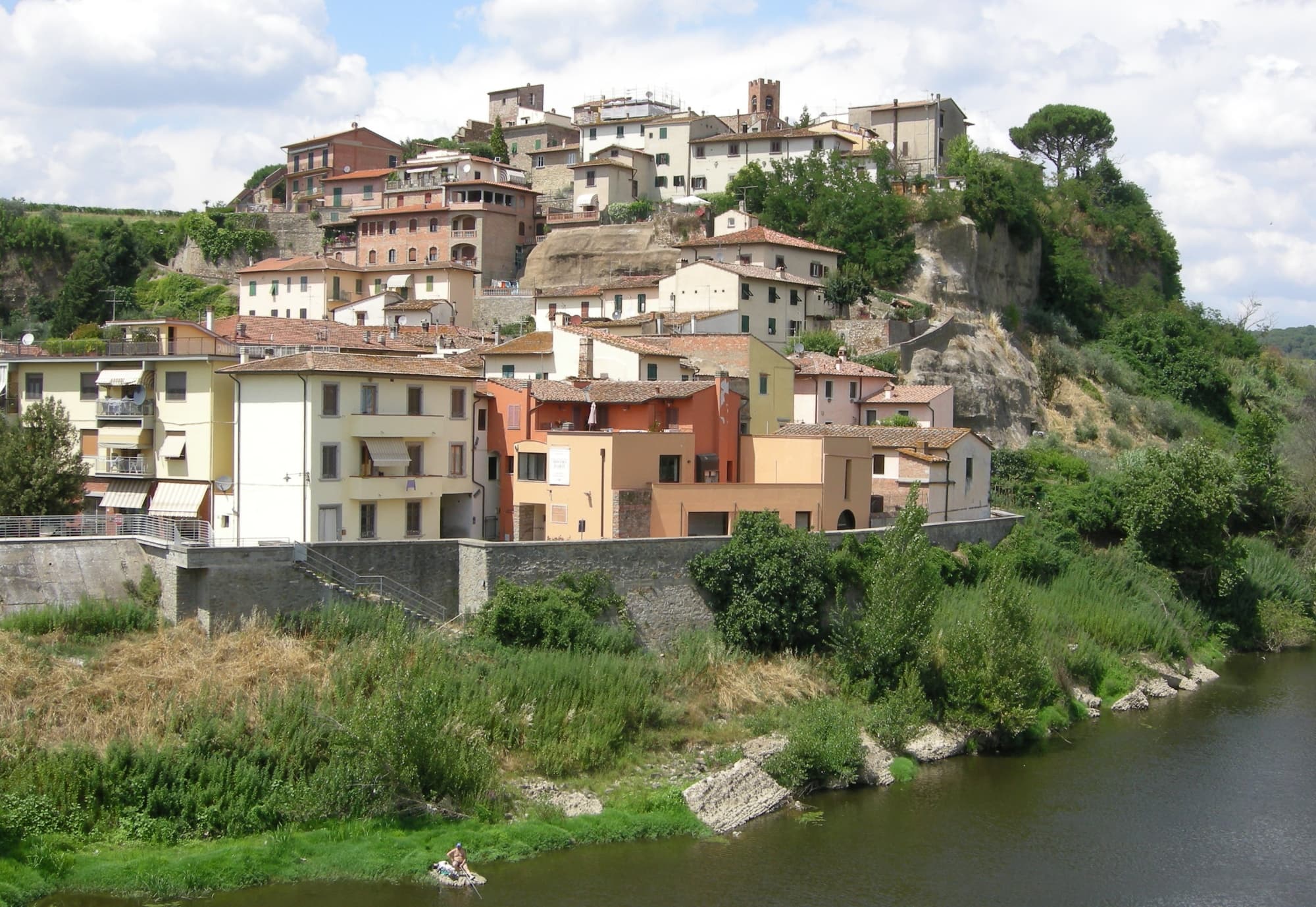 Veduta_di_capraia_dal_ponte_sullarno