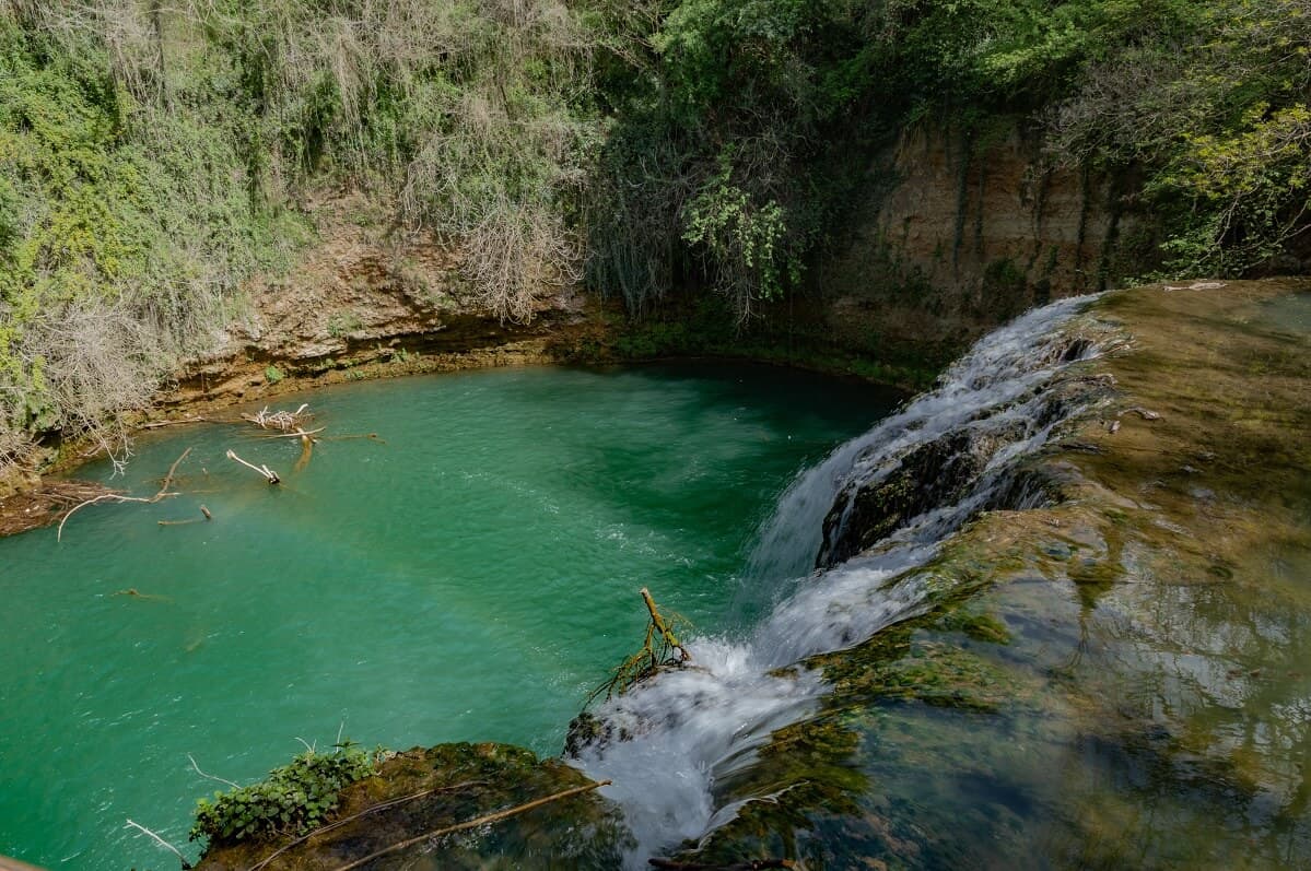 Cascades de Diborrato immergées dans la forêt.