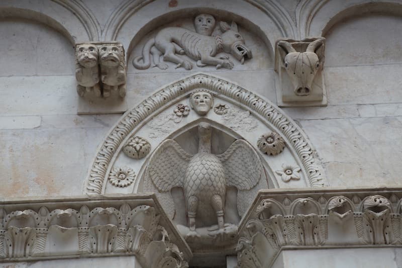 Einige Dekorationen an der Fassade des Domes