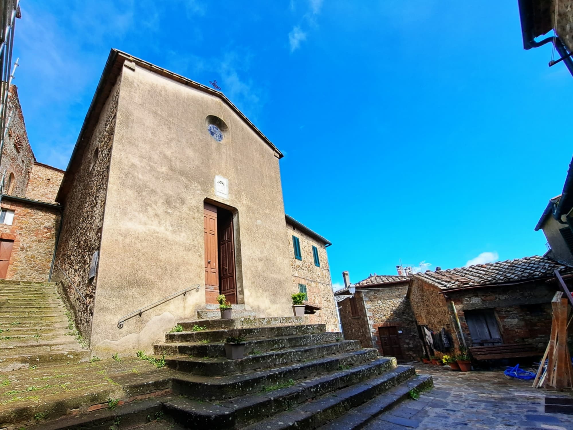 Façade de l’église San Sebastiano à Chiusdino