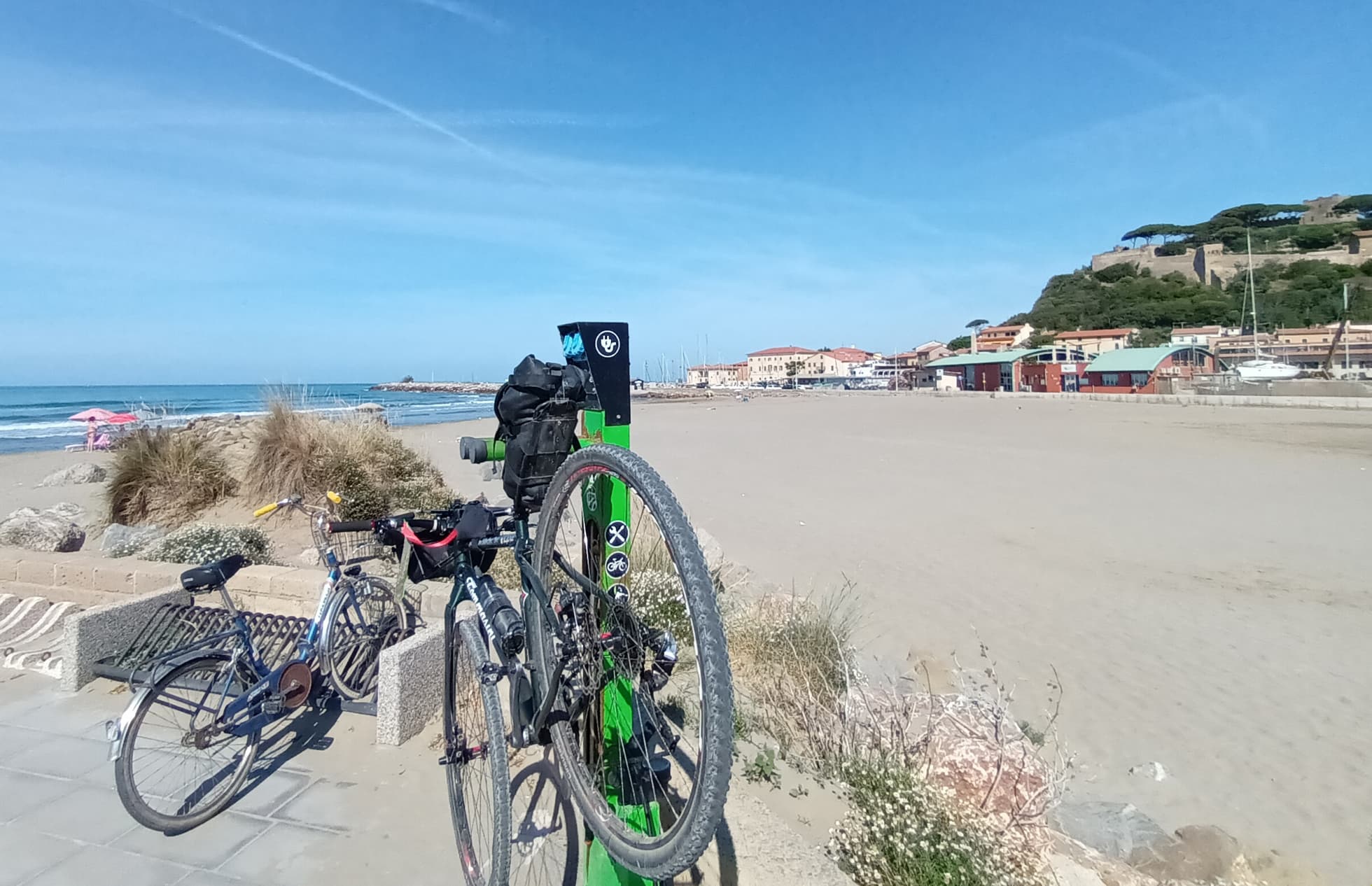 columnas de asistencia para bicicletas en el paseo marítimo de Castiglione della Pescaia