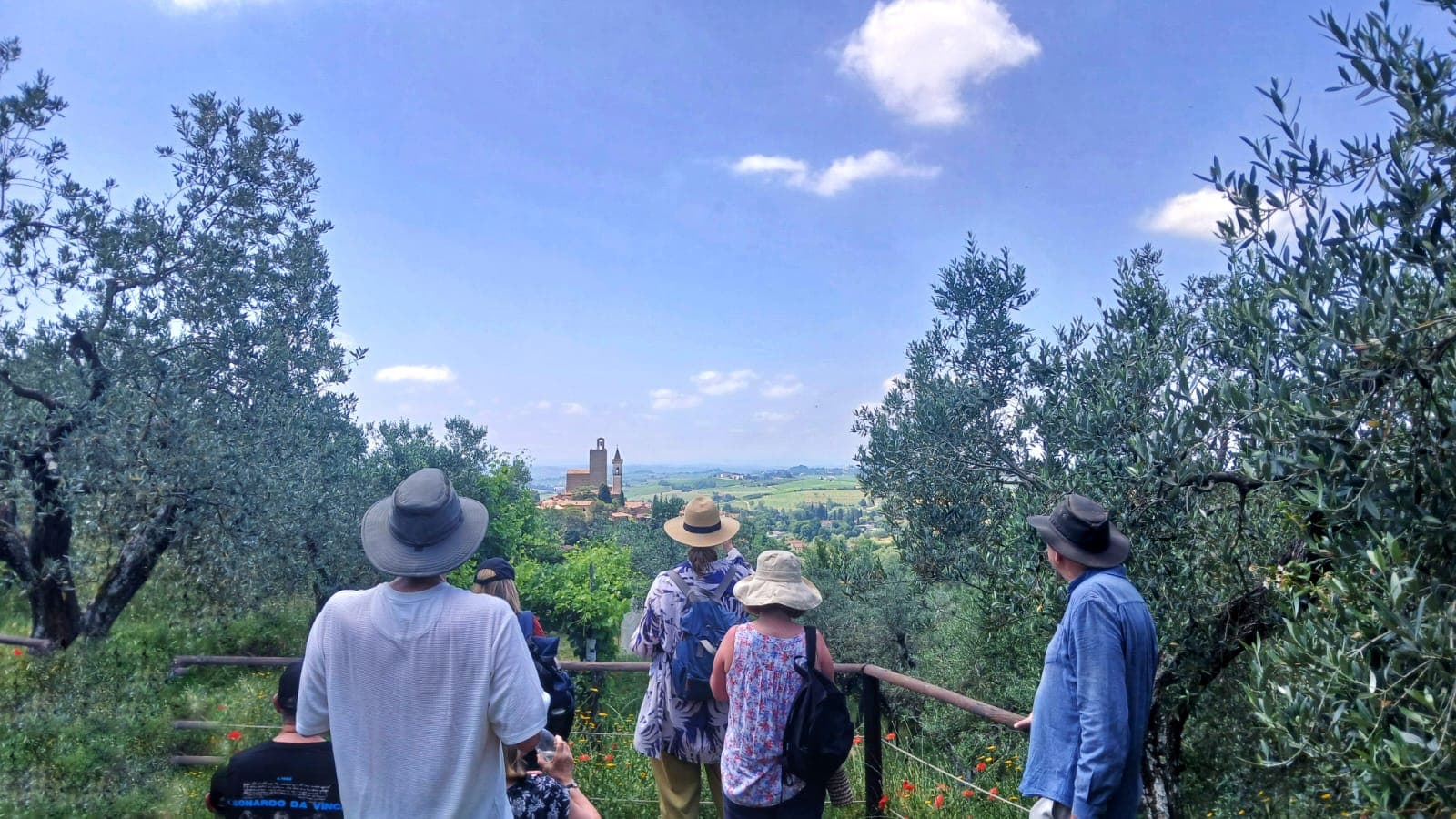 Escursionisti che osservano il borgo di Vinci